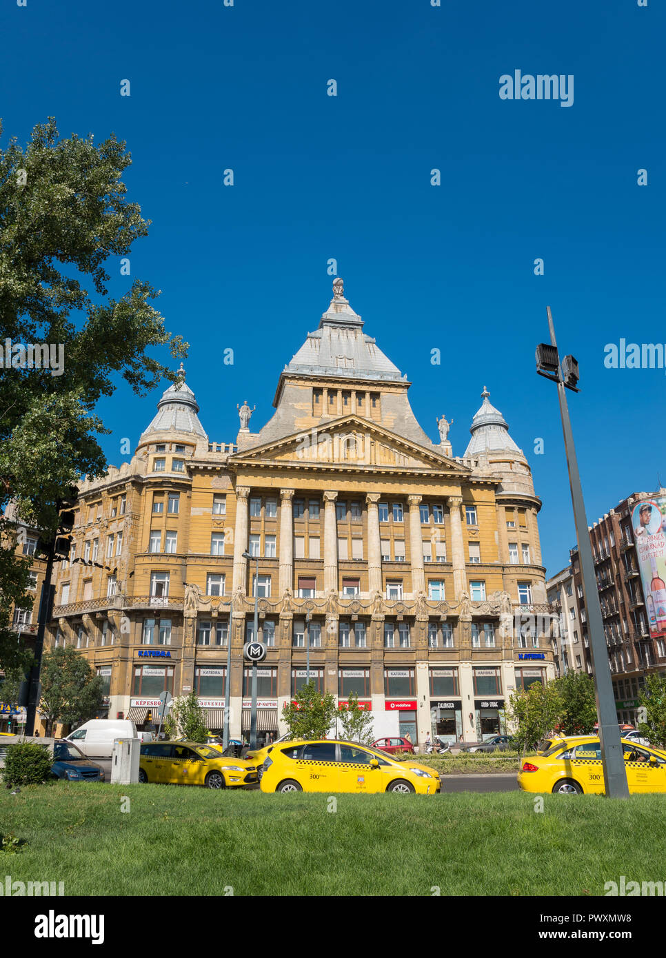 Budapest, Ungheria - 7 August 2018: facciata di edificio storico in Piazza Deak Ferenc Foto Stock