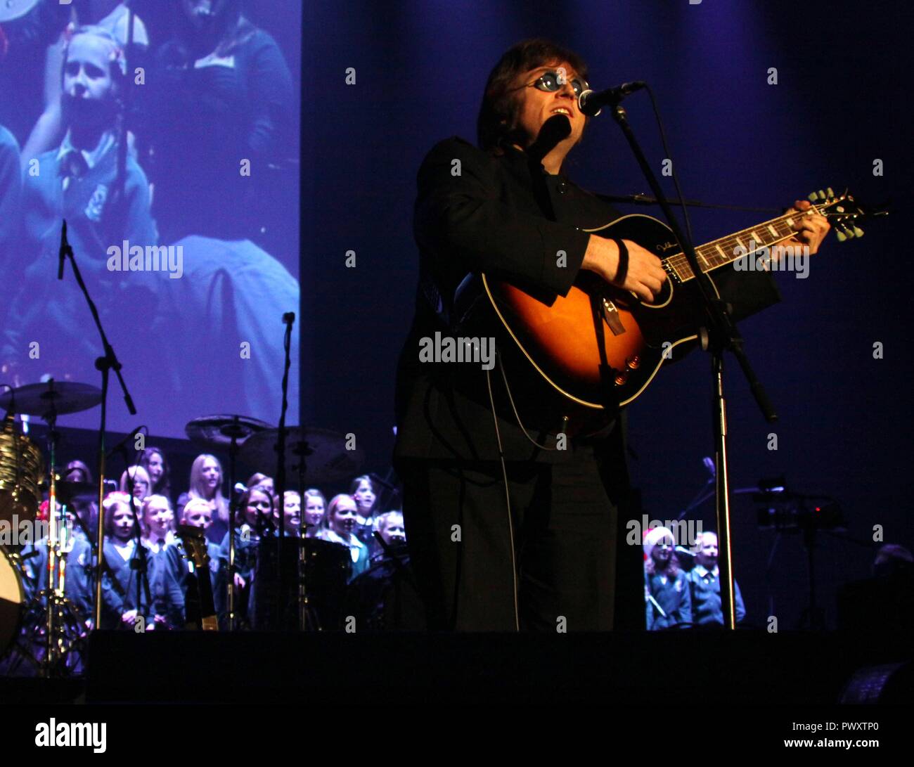 Liverpool, Regno Unito Australian Lennon Impersonator Markus Cahill a Liverpool Echo Arena credit Ian Fairbrother/Alamy Stock Foto Foto Stock