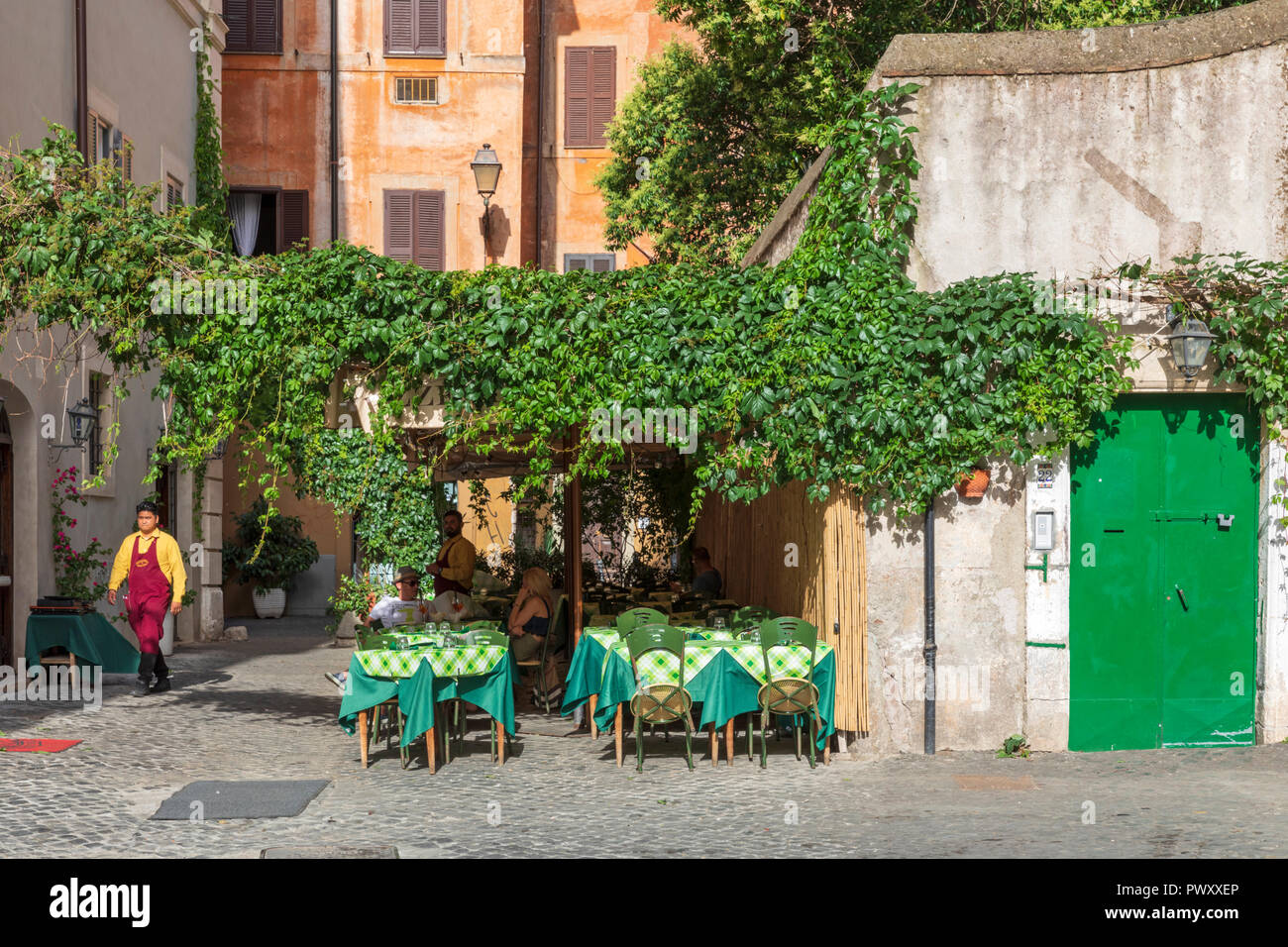 Un tipico coperto di edera ristorante all'aperto in Trastevere, Roma, lazio, Italy Foto Stock