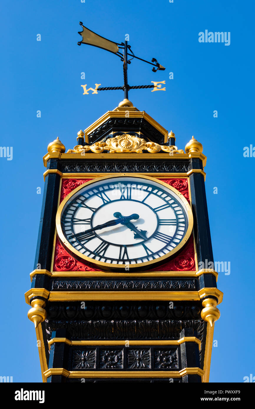 Ben poco di clock tower al di fuori la stazione di Victoria nella City of Westminster, Londra, Inghilterra, Regno Unito Foto Stock