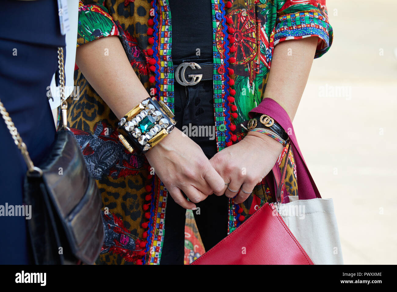 Milano, Italia - 21 settembre 2018: Donna con nastro Gucci, camicia colorata e gioiello bracciale prima Calcaterra fashion show, la Settimana della Moda Milanese street Foto Stock