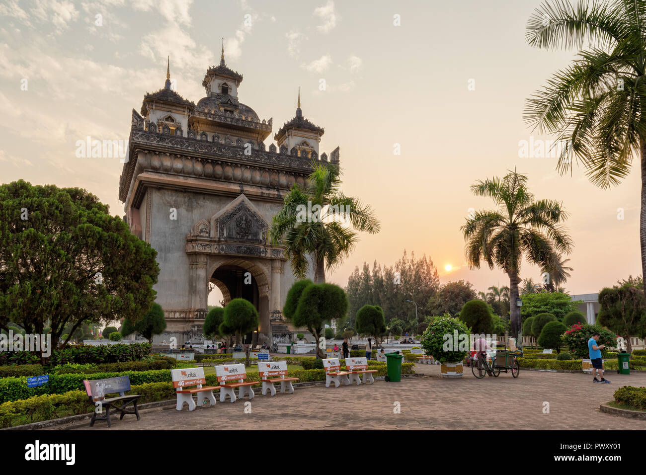 Patuxai (Patuxay), vittoria gate o gate del trionfo, monumento di guerra e poche persone al Parco Patuxai in Vientiane, Laos, al tramonto. Foto Stock