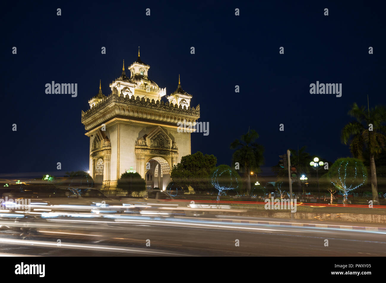 Cars' sentieri di luce davanti al Patuxai lit (Patuxay), vittoria gate o gate del trionfo, monumento di guerra in Vientiane, Laos, al tramonto. Foto Stock