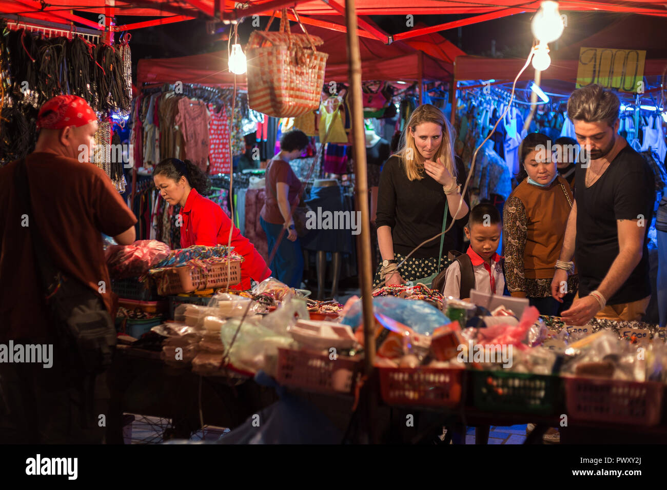 Turisti e gente locale di dare una occhiata su souvenir e di altra merce presso il famoso Riverside Mercato Notturno di Vientiane, Laos, di notte. Foto Stock