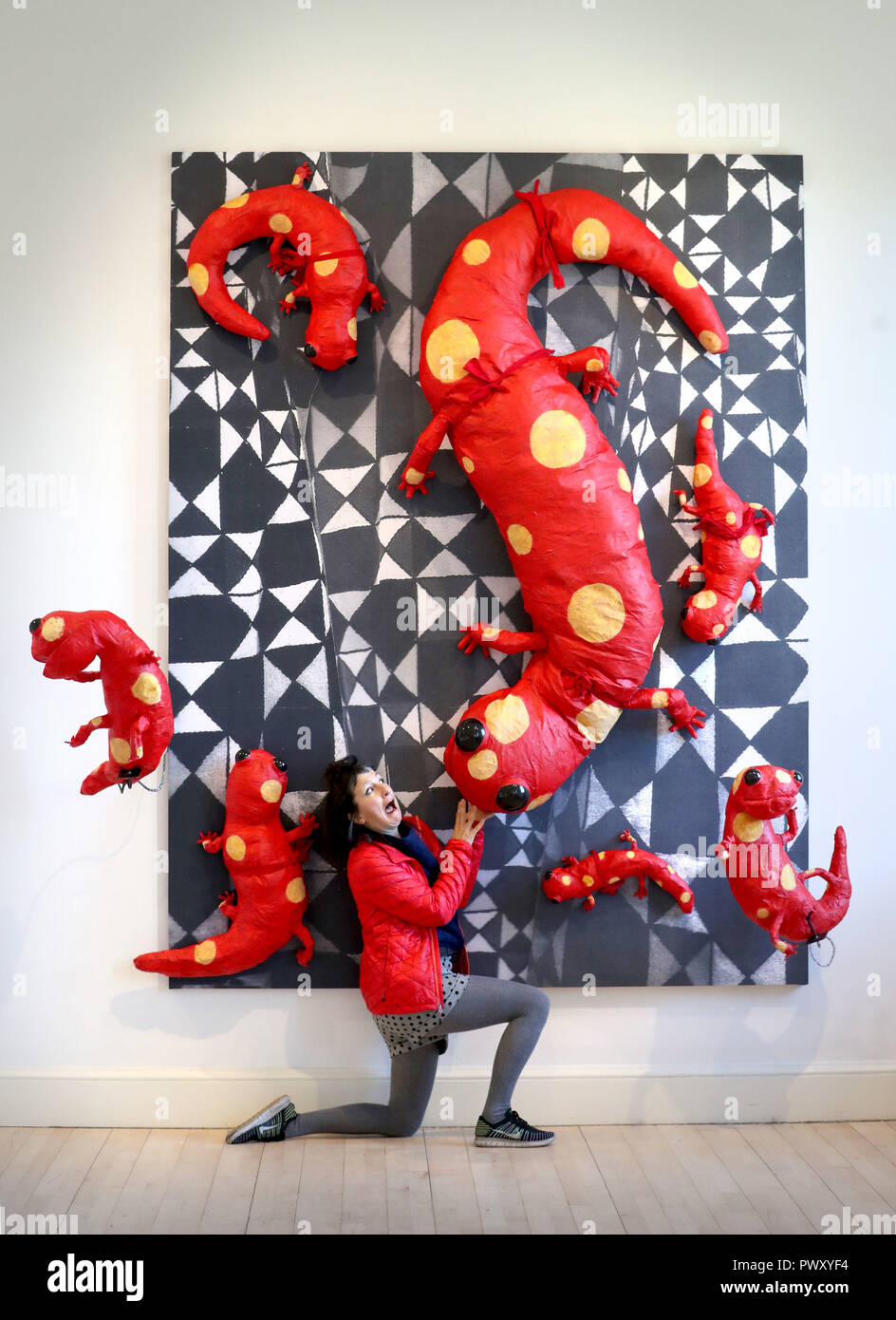 Turner Prize Nominee artista Chetwynd mostro con la sua installazione intitolata 'Salamanders 2' che funzioni nella nuova mostra ora alla Scottish National Gallery of Modern Art di Edimburgo. Foto Stock