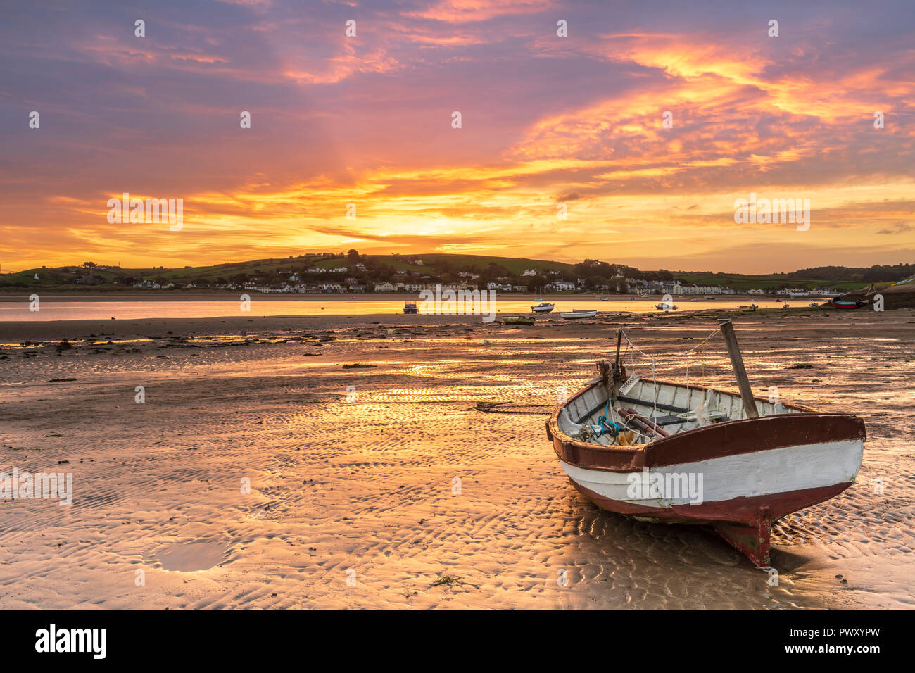 Fiume Torridge, Appledore. 18 ott 2018. Regno Unito - Previsioni del tempo - Ottobre 18th. Dopo una notte mite, le piccole barche sul fiume Torridge estuary sono illuminati da una splendida alba Appledore, come le condizioni meteorologiche nel Sud Ovest guarda a rimanere asciutto e mite per i prossimi giorni. Credito: Terry Mathews/Alamy Live News Foto Stock