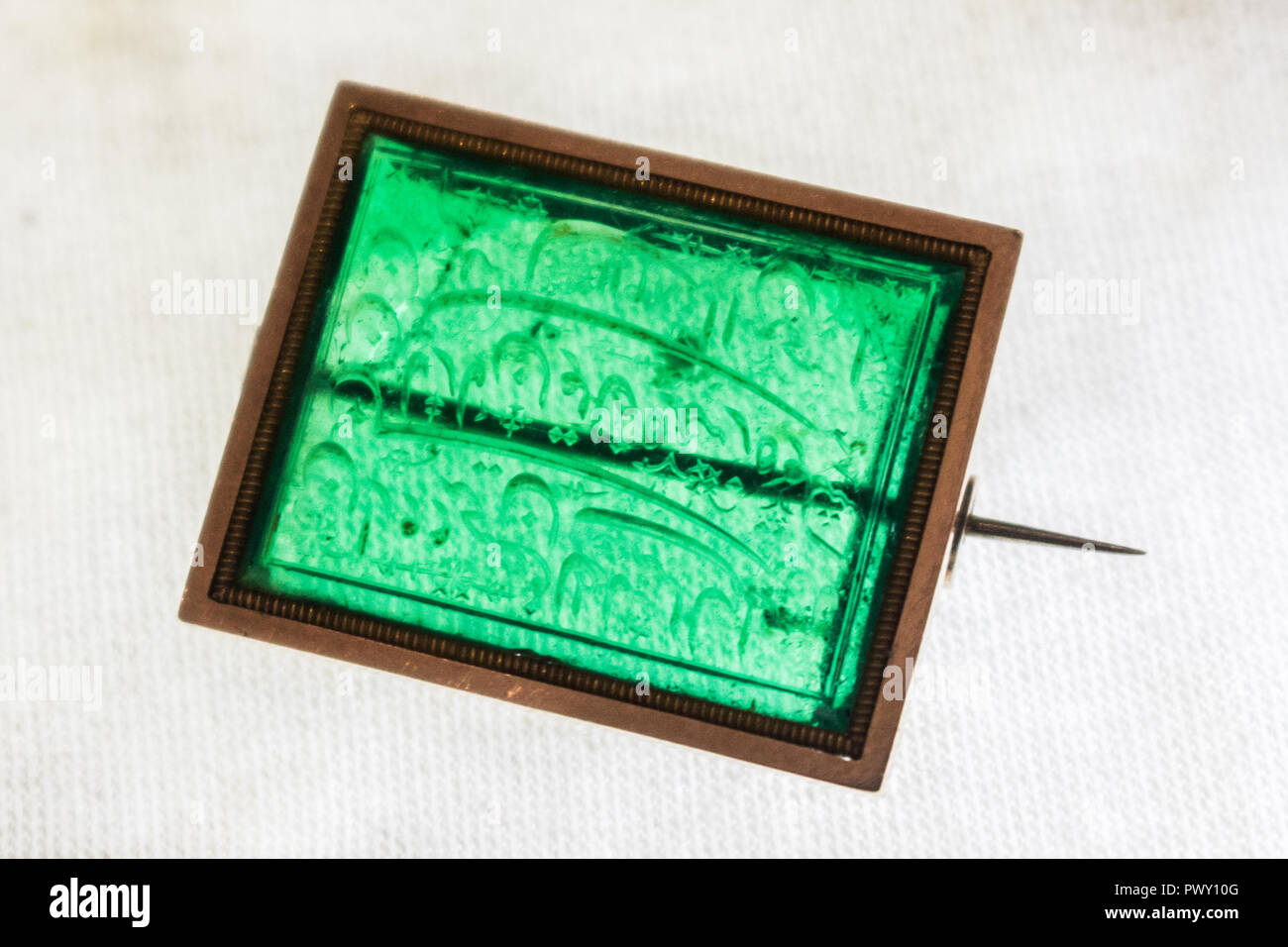 Londra REGNO UNITO. Il 18 ottobre 2018. Bonhams Anteprima di quella islamica e indiana, moderno e contemporaneo del Medio Oriente, di arte e di Arte Moderna e Contemporanea a sud di arte asiatica che la vendita avviene prima di arte asiatica Settimana: un importante di Mughal emerald guarnizione realizzata per, e porta il nome di Mariano, Hastings, preventivo £20,000-30,000. Credito: amer ghazzal/Alamy Live News Foto Stock
