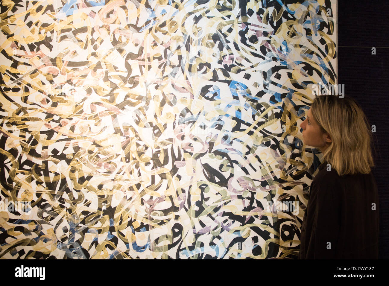 Londra REGNO UNITO. Il 18 ottobre 2018. Purple Pearl' di Charles Hossein Zenderoudi (Est. GBP40,000 a 60.000). Bonhams Anteprima di quella islamica e indiana, moderno e contemporaneo del Medio Oriente, di arte e di Arte Moderna e Contemporanea a sud di arte asiatica che la vendita avviene prima di arte asiatica Settimana: Credito: amer ghazzal/Alamy Live News Foto Stock