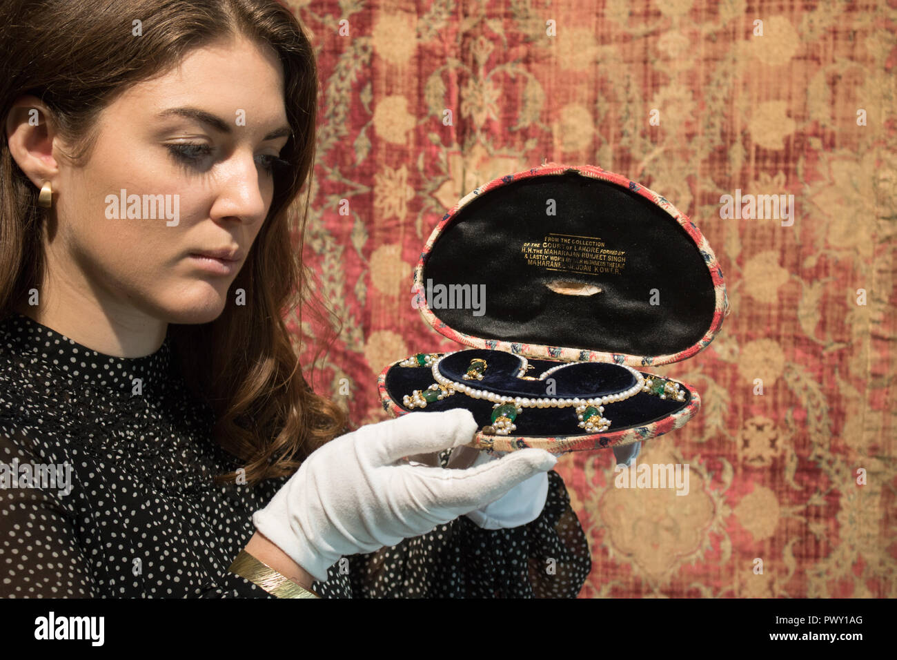 Londra REGNO UNITO. Il 18 ottobre 2018. Bonhams Anteprima di quella islamica e indiana, moderno e contemporaneo del Medio Oriente, di arte e di Arte Moderna e Contemporanea a sud di arte asiatica che la vendita avviene prima di arte asiatica settimana:un importante emerald e semi-perla collana dal tesoro di Lahore, preventivo £80,000-120,000. Credito: amer ghazzal/Alamy Live News Foto Stock