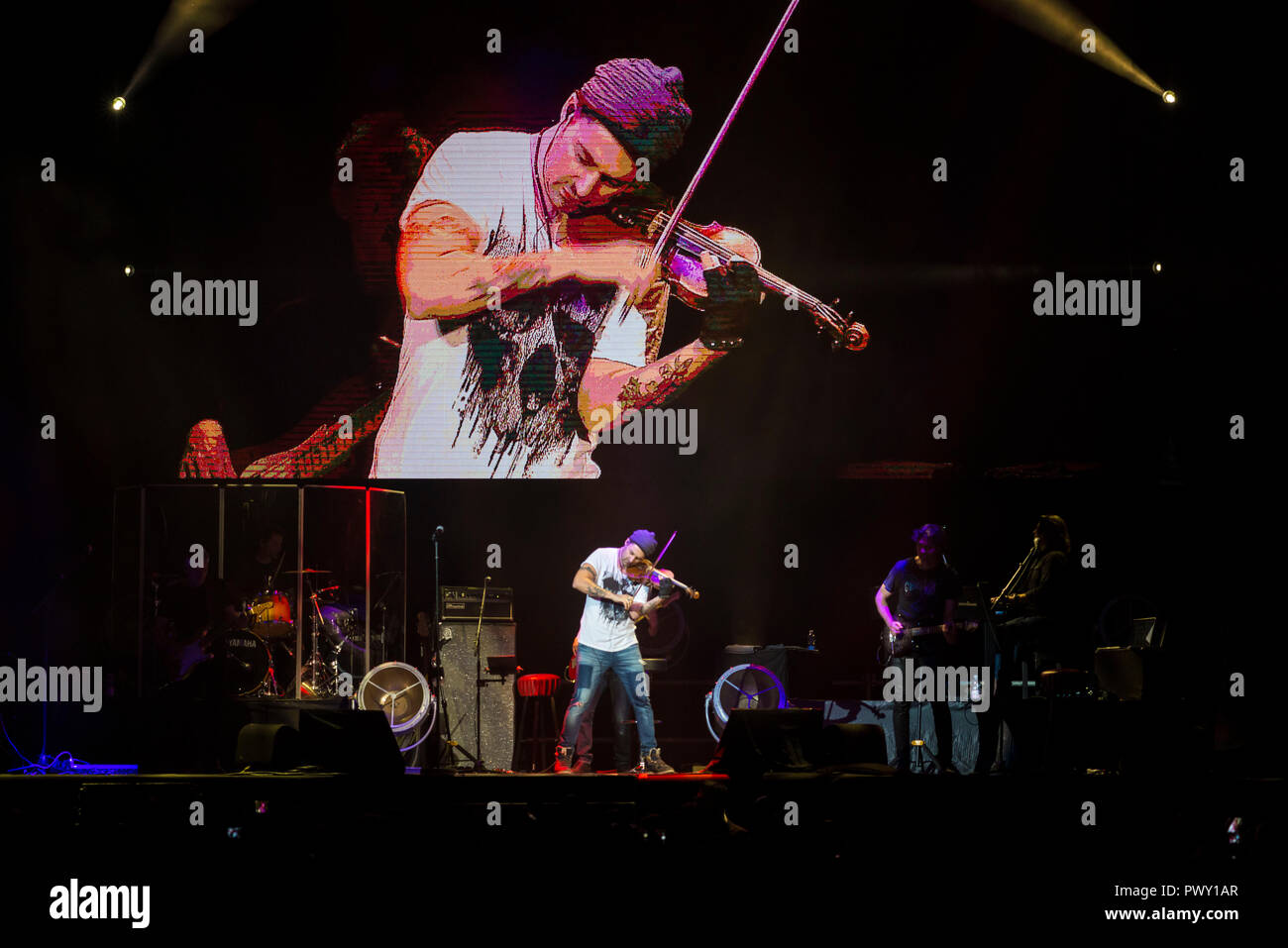 Roma, Italia. 17 ott 2018. David Garrett suona il violino durante l'esplosivo Live Tour 2018 al Palalottomatica a Roma Credito: Silvia Gerbino/Alamy Live News Foto Stock