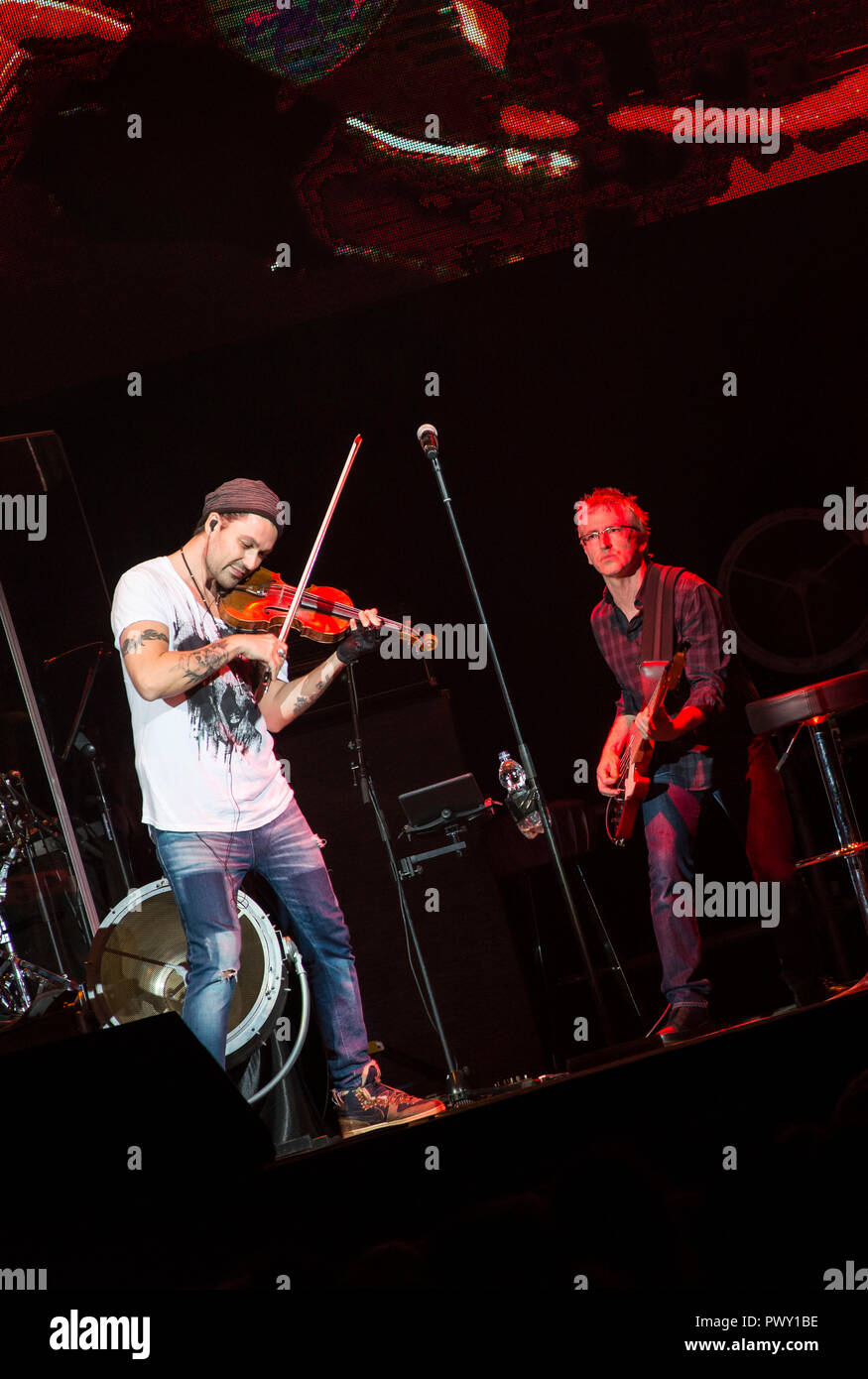 Roma, Italia. 17 ott 2018. David Garrett suona il violino durante l'esplosivo Live Tour 2018 al Palalottomatica a Roma Credito: Silvia Gerbino/Alamy Live News Foto Stock