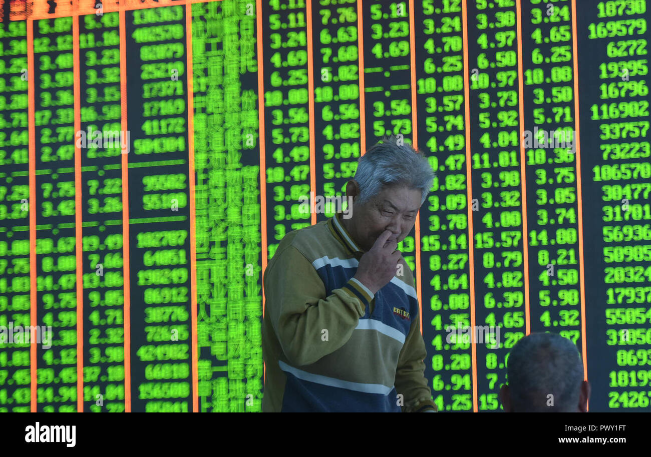 Hangzhou, Hangzhou, Cina. Xviii oct, 2018. Hangzhou, Cina-Shanghai Composite Index scende al minimo da 2.94 percento negli ultimi giorni, che fa un sacco di investitori ansiosi circa il mercato azionario in Cina. Credito: SIPA Asia/ZUMA filo/Alamy Live News Foto Stock