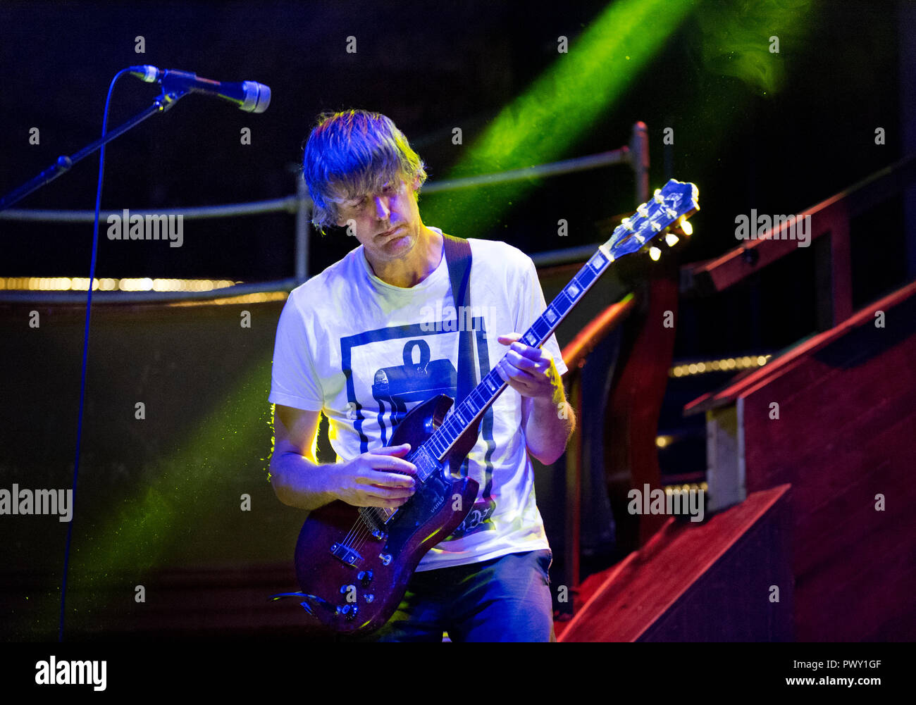 Londra, Regno Unito. 17 ottobre, 2018. Noi indie rock band di Stephen Malkmus e i Jicks in concerto presso la Royal Albert Hall di Manchester, UK. Malkmus è un ex membro della celebre band alternative rock marciapiede, ma ora ha eseguito con la sua nuova band i Jicks per diversi anni. Credito: John Bentley/Alamy Live News Foto Stock