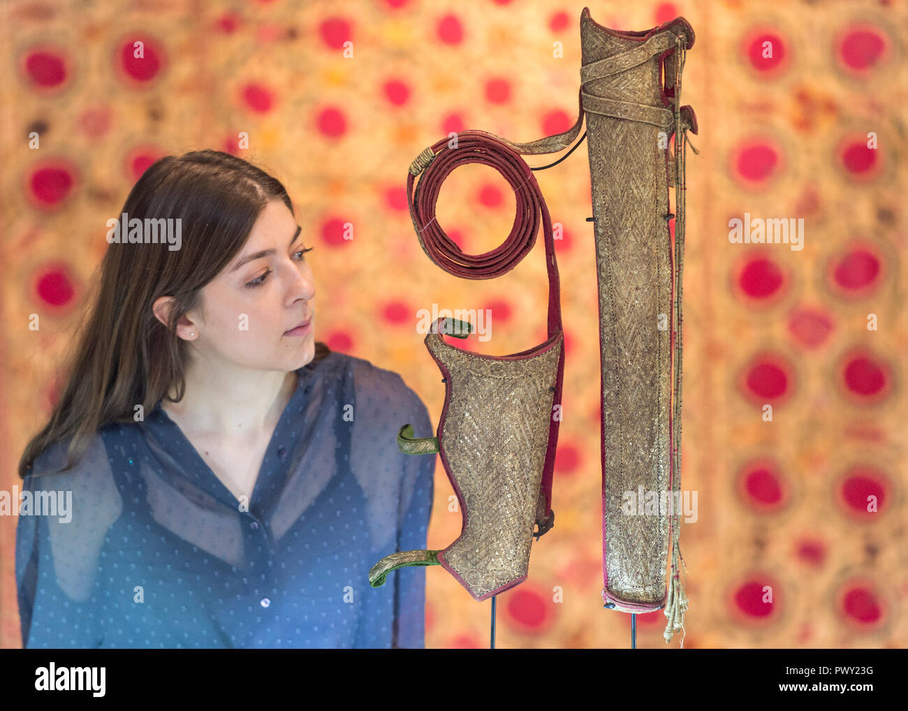 Londra, Regno Unito. Il 18 ottobre 2018. Un membro del personale opinioni " un filo d'oro di velluto ricamato rivestita in cuoio faretra e titolare di prua, realizzato per il Maharaja Ranjit Singh, Leone del Punjab' (Est. GBP80,000 a 120.000). Anteprima di Bonhams Arte Asiatica settimana che vanta opere per essere offerti in islamica e indiana, moderno e contemporaneo del Medio Oriente vendita arte su 23 Ottobre e moderno e contemporaneo del sud Asia vendita arte il 24 ottobre. Credito: Stephen Chung / Alamy Live News Foto Stock