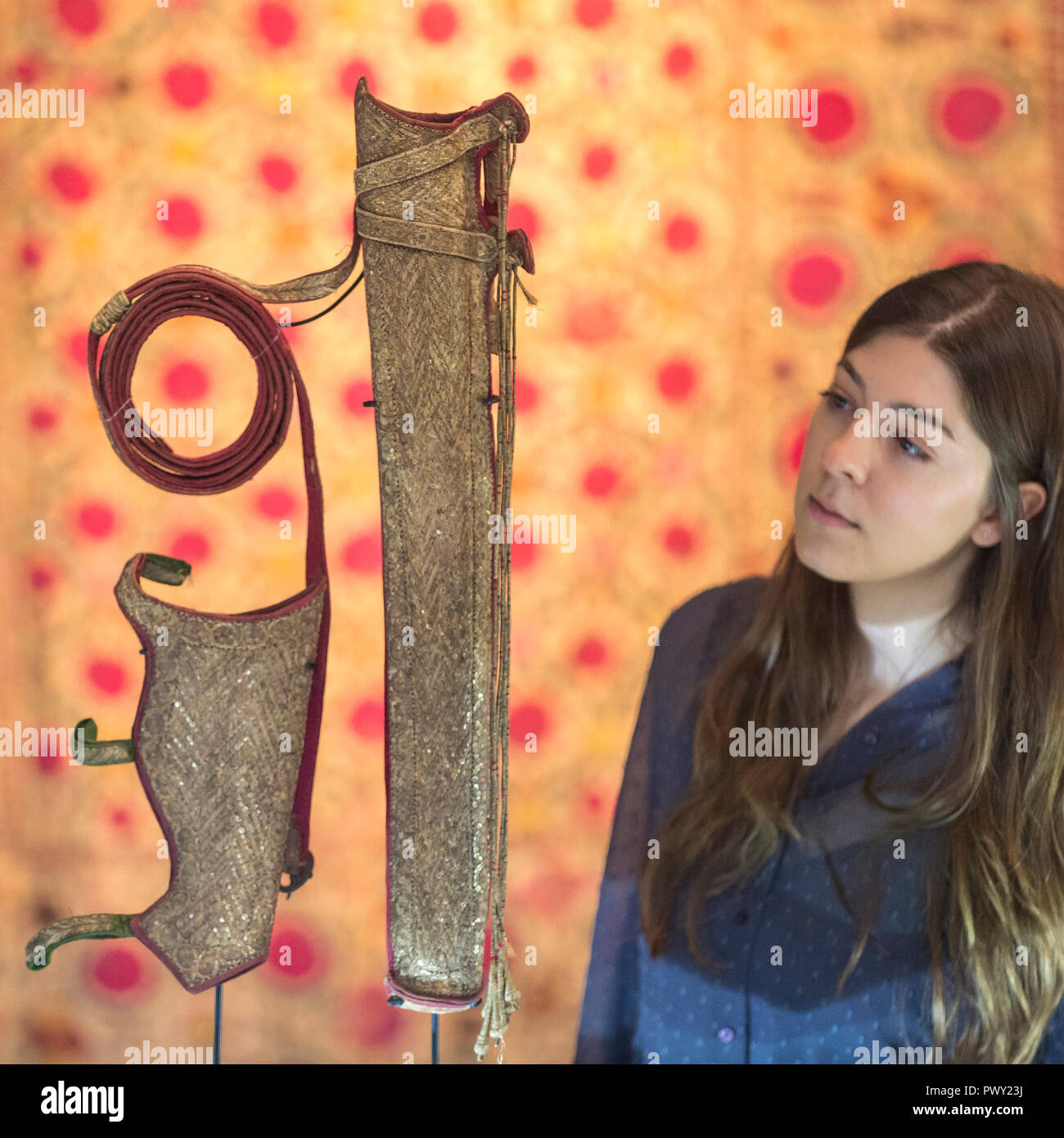 Londra, Regno Unito. Il 18 ottobre 2018. Un membro del personale opinioni " un filo d'oro di velluto ricamato rivestita in cuoio faretra e titolare di prua, realizzato per il Maharaja Ranjit Singh, Leone del Punjab' (Est. GBP80,000 a 120.000). Anteprima di Bonhams Arte Asiatica settimana che vanta opere per essere offerti in islamica e indiana, moderno e contemporaneo del Medio Oriente vendita arte su 23 Ottobre e moderno e contemporaneo del sud Asia vendita arte il 24 ottobre. Credito: Stephen Chung / Alamy Live News Foto Stock