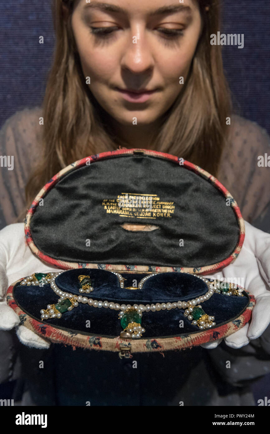 Londra, Regno Unito. Il 18 ottobre 2018. Un membro del personale presenta 'una importante emerald e semi-perla collana dal tesoro di Lahore, indossato da il Maharani Jindan Kaur, moglie di Ranjit Singh, il Leone del Punjab' (Est. GBP80,000 a 120.000). Anteprima di Bonhams Arte Asiatica settimana che vanta opere per essere offerti in islamica e indiana, moderno e contemporaneo del Medio Oriente vendita arte su 23 Ottobre e moderno e contemporaneo del sud Asia vendita arte il 24 ottobre. Credito: Stephen Chung / Alamy Live News Foto Stock