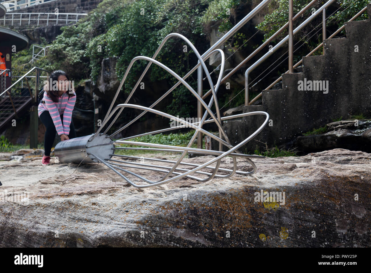 Tamarama Beach, Sydney Australia, 18 ott 2018 Scultura di mare, Tamarama Beach,la più grande del mondo annuale, free-per-il-pubblico, outdoor esposizione di scultura, ha avuto il suo avvio di media player in Tamarama Beach Park oggi. Al momento del lancio il destinatario dell'Aqualand Premio di scultura, che è aumentato a $70.000 di quest anno sarà annunciato. Il lancio fornirà una prima occhiata al credito: Paolo Lovelace/Alamy Live News Foto Stock