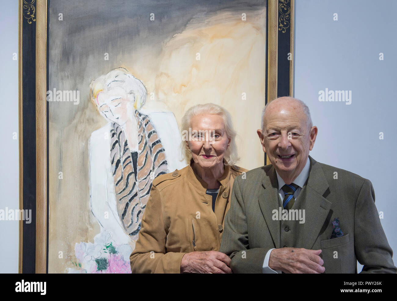 Galleria Opera, New Bond Street, Londra, Regno Unito. 18 ottobre, 2018. 90 anni fauvist francese artista André Brasilier assiste l'apertura di una mostra retrospettiva del suo lavoro, accompagnato da sua moglie e muse, Chantal. Brasilier è stato il primo artista a vincere il Prix de Rome, egli fu molto ammirato da Marc Chagall e ha contato Jacqueline Roque come uno dei suoi buoni amici. Tuttavia, molto simile Leon Kossoff, Brasilier ha sempre mantenuto un basso profilo. Immagine: Bouquet d'Anniversaire, 2018. Credito: Malcolm Park/Alamy Live News. Foto Stock