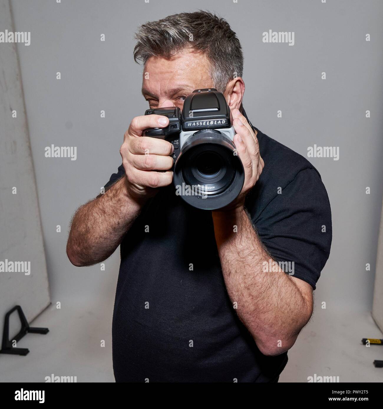 Berlino, Deutschland. Xvii oct, 2018. Esclusivo: 17.10.2018, top fotografo John Rankin Waddell 'Rankin' è stato prenotato al Bombay Sapphire tela Bar a Berlino. Ritratto di esclusiva del fotografo con la sua fotocamera Hasselblad davanti al suo lavoro. In Germania, Rankin è anche noto per i suoi lavori presso il prossimo Germania Top Model. | Utilizzo di credito in tutto il mondo: dpa/Alamy Live News Foto Stock