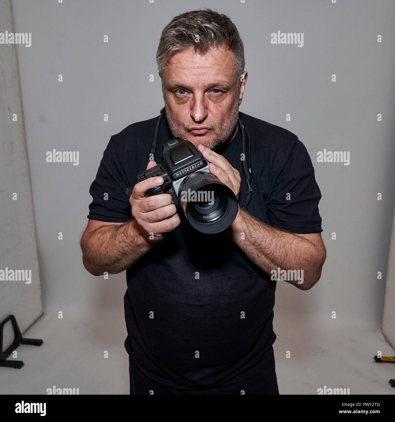 Berlino, Deutschland. Xvii oct, 2018. Esclusivo: 17.10.2018, top fotografo John Rankin Waddell 'Rankin' è stato prenotato al Bombay Sapphire tela Bar a Berlino. Ritratto di esclusiva del fotografo con la sua fotocamera Hasselblad davanti al suo lavoro. In Germania, Rankin è anche noto per i suoi lavori presso il prossimo Germania Top Model. | Utilizzo di credito in tutto il mondo: dpa/Alamy Live News Foto Stock