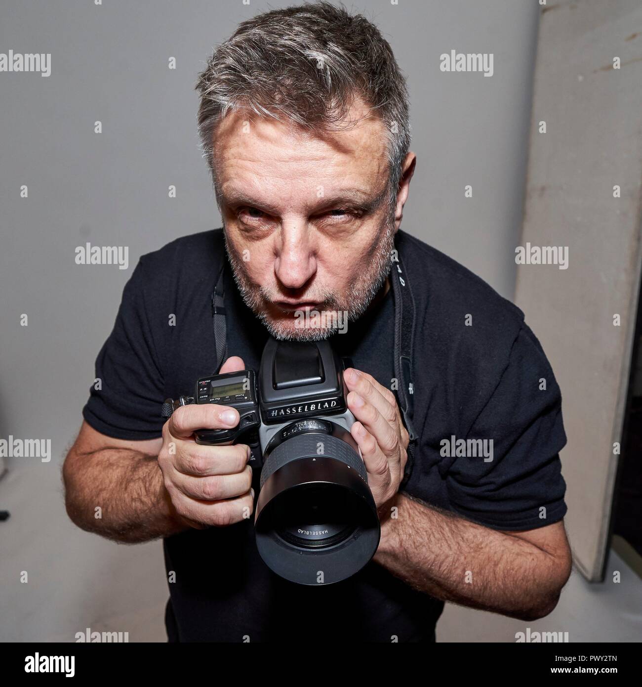 Berlino, Deutschland. Xvii oct, 2018. Esclusivo: 17.10.2018, top fotografo John Rankin Waddell 'Rankin' è stato prenotato al Bombay Sapphire tela Bar a Berlino. Ritratto di esclusiva del fotografo con la sua fotocamera Hasselblad davanti al suo lavoro. In Germania, Rankin è anche noto per i suoi lavori presso il prossimo Germania Top Model. | Utilizzo di credito in tutto il mondo: dpa/Alamy Live News Foto Stock