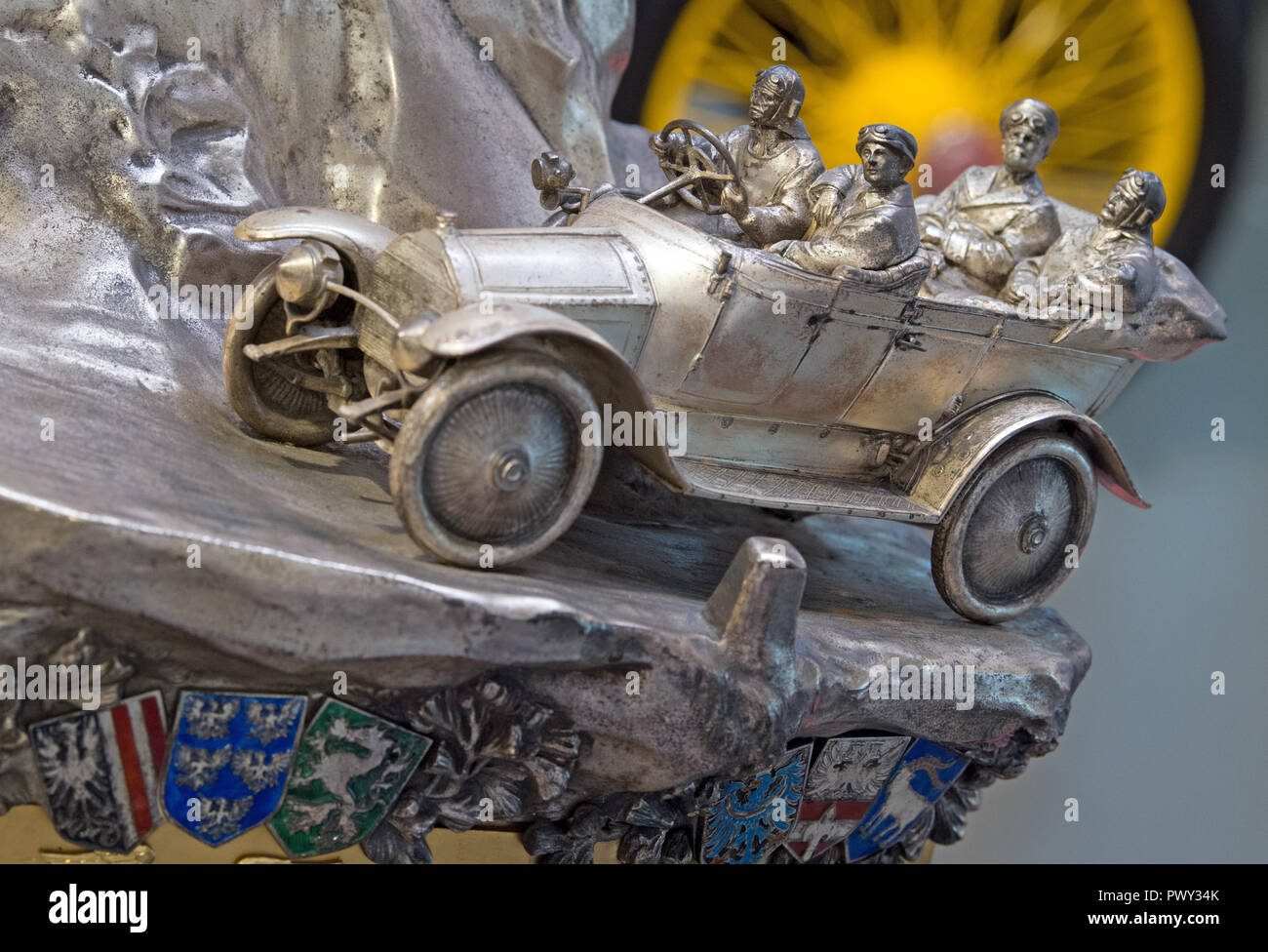 18 ottobre 2018, in Sassonia, Zwickau: un trofeo di escursionismo alpino Premio, il quale è stato aggiudicato al vincitore del rally tra il 1910 e il 1914 può essere visto durante una anteprima in agosto Horch Museum di Zwickau. Il museo dell'automobile ha una mostra speciale per commemorare il centocinquantesimo compleanno del suo omonimo. La mostra ripercorre la vita di ingegnere, nato a Winningen il 12 ottobre 1868, dalla sua infanzia fino alla sua morte nel 1951. Horch fondò la sua fabbrica di automobili a Zwickau in 1904. La mostra può essere visto dal 20 Ottobre al 27 gennaio 2019. Foto: Hendrik Schmidt/dpa-Zentralbild/dpa Foto Stock