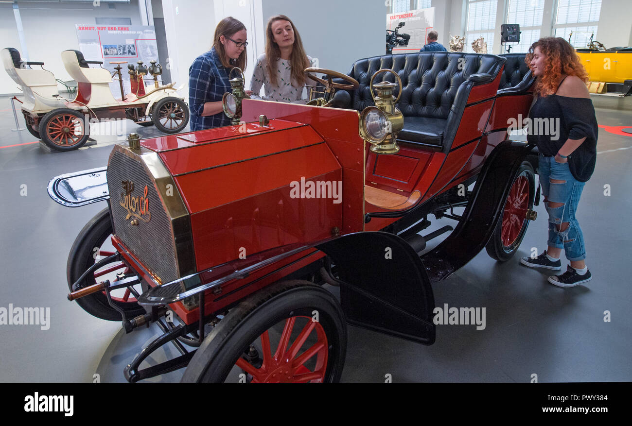 18 ottobre 2018, in Sassonia, Zwickau: Una Horch 'Modello 2' con 12 HP può essere visto durante una anteprima in agosto Horch Museum di Zwickau. Il museo dell'automobile ha una mostra speciale per commemorare il centocinquantesimo compleanno del suo omonimo. La mostra ripercorre la vita di ingegnere, nato a Winningen il 12 ottobre 1868, dalla sua infanzia fino alla sua morte nel 1951. Horch fondò la sua fabbrica di automobili a Zwickau in 1904. La mostra può essere visto dal 20 Ottobre al 27 gennaio 2019. Foto: Hendrik Schmidt/dpa-Zentralbild/dpa Foto Stock