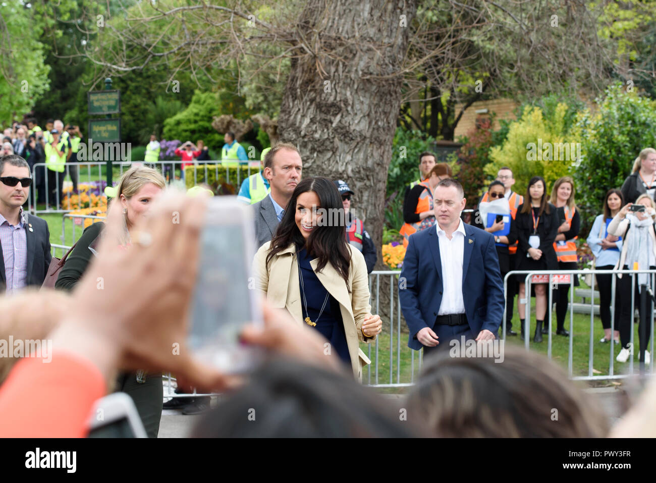 Melbourne, Australia. 18 ott 2018. Il Duca e la Duchessa di Sussex visitare Melbourne, Australia 18 Ott 2018 Meghan arriva a salutare la folla fuori casa del governo. Credito: Robyn Charnley/Alamy Live News Foto Stock