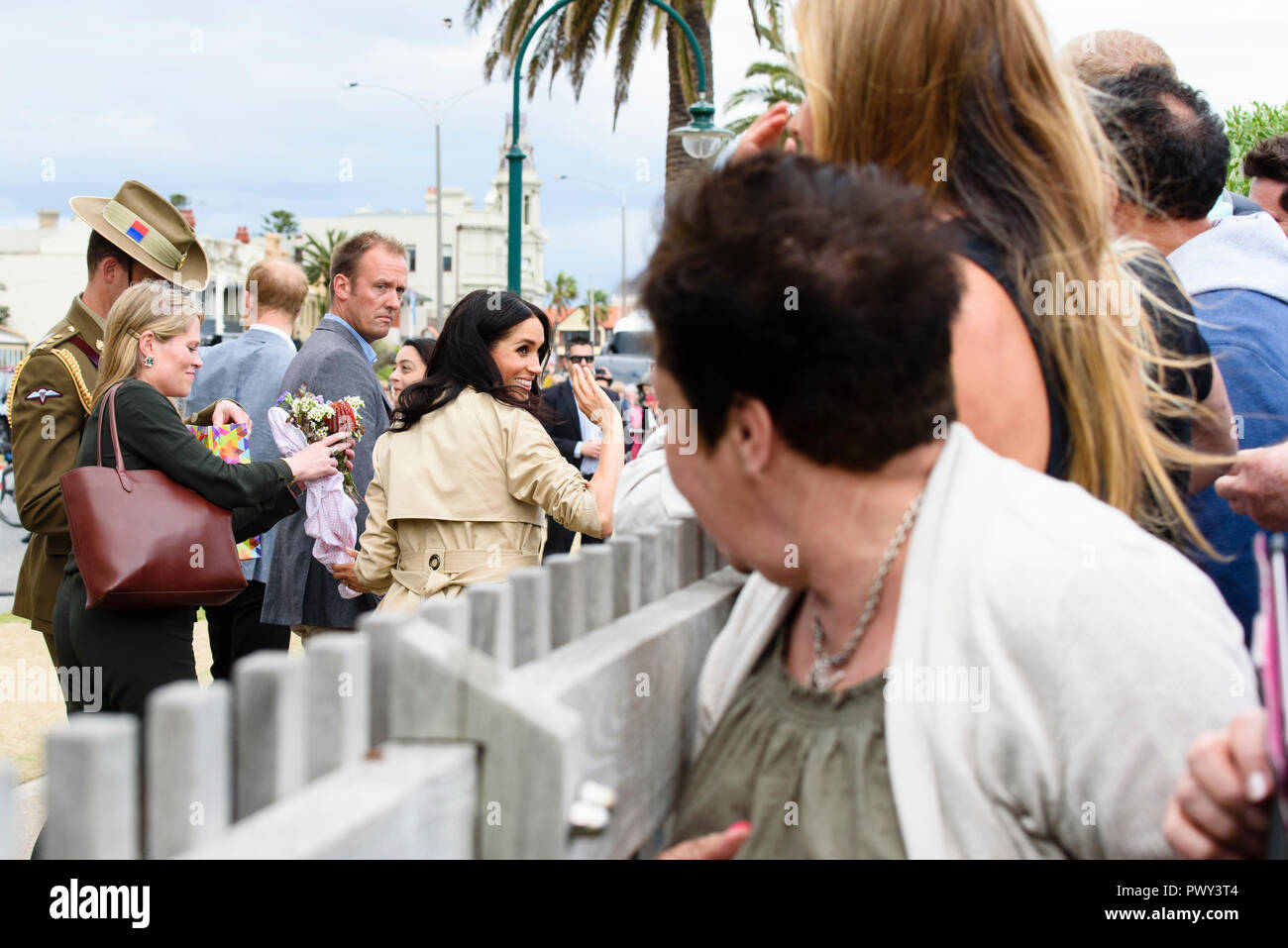 Melbourne, Australia. 18 ott 2018. Il Duca e la Duchessa di Sussex visitare Melbourne, Australia 18 Ott 2018 Meghan onde ai curiosi come loro capo per la spiaggia di South Melbourne. Credito: Robyn Charnley/Alamy Live News Foto Stock