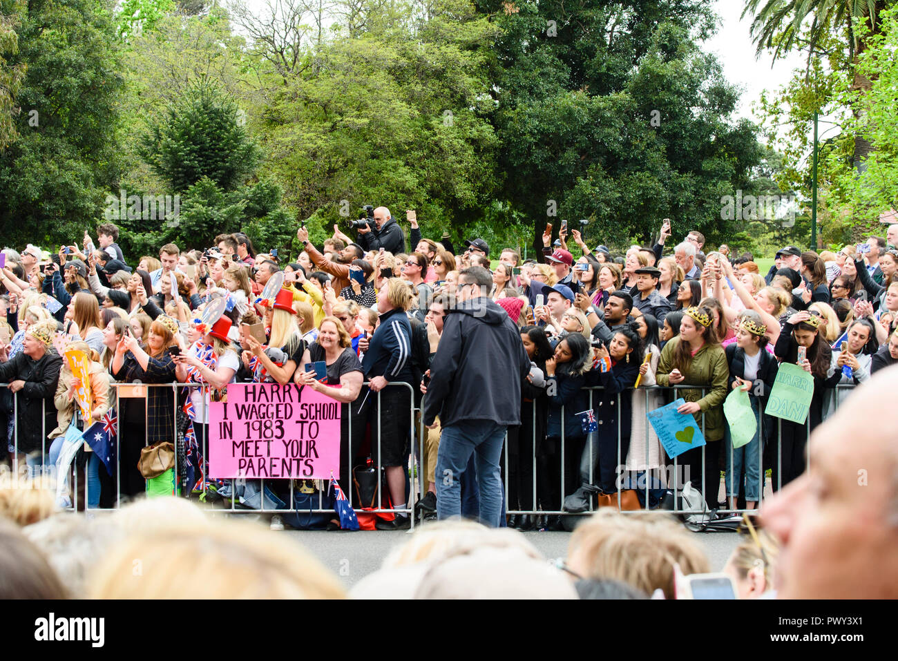 Melbourne, Australia. 18 ott 2018. Melbourne, Australia 18 ottobre 2018. Una folla di ben wishers attendere l'arrivo di il Duca e la Duchessa di Sussex. Credito: Robyn Charnley/Alamy Live News Credito: Robyn Charnley/Alamy Live News Foto Stock