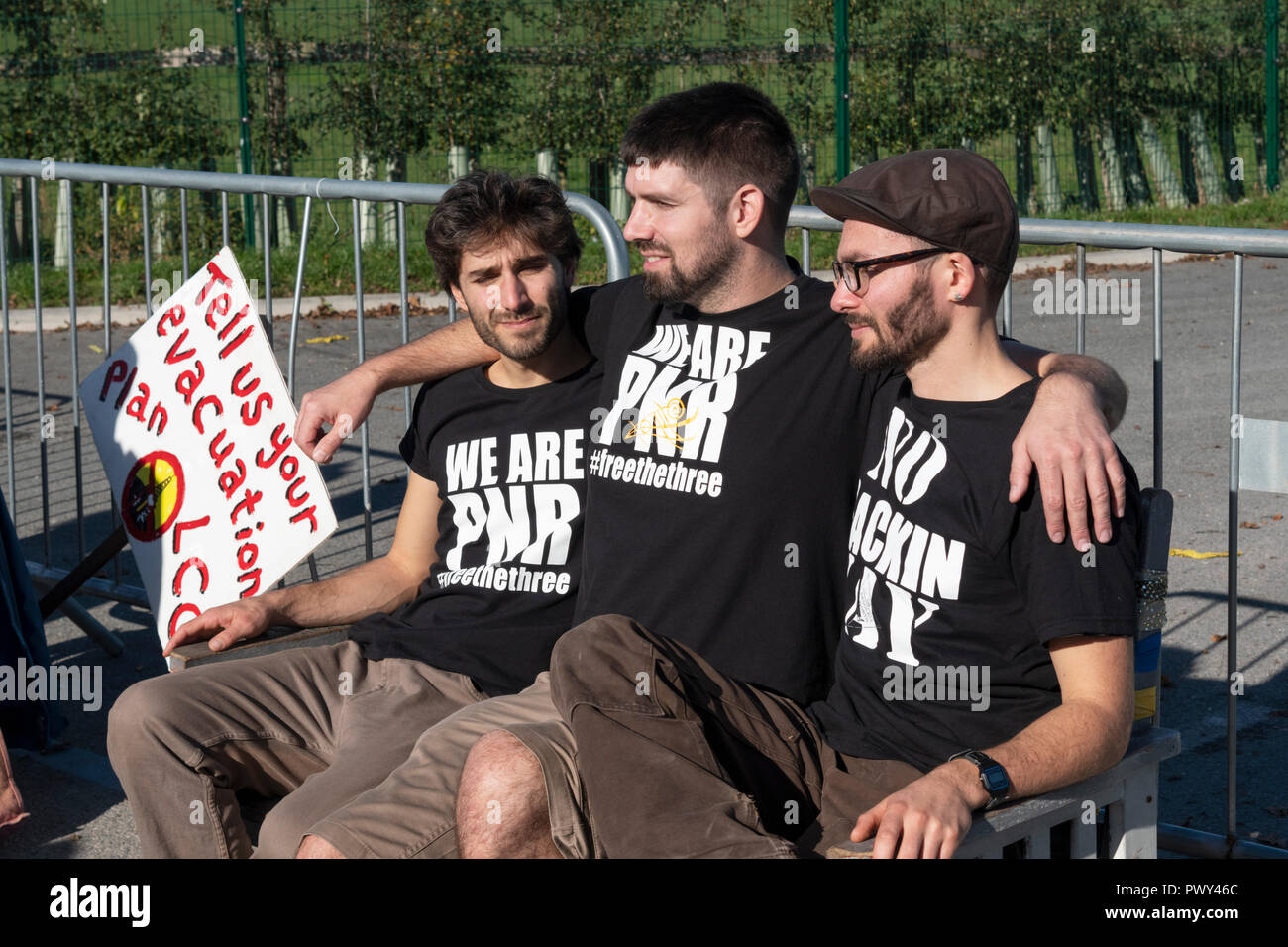 Blackpool. Il REGNO UNITO, 18 ott. 2018. Tre anti-fracking attivisti che sono stati rilasciati dal carcere di Preston dopo il successo della loro ricorso contro le loro pene detentive visitato il controverso Cuadrilla esplorativa di gas di scisto sito e rilasciato il loro comunicato alle raccolte multimediali. Credito: Dave Ellison/Alamy Live News Foto Stock