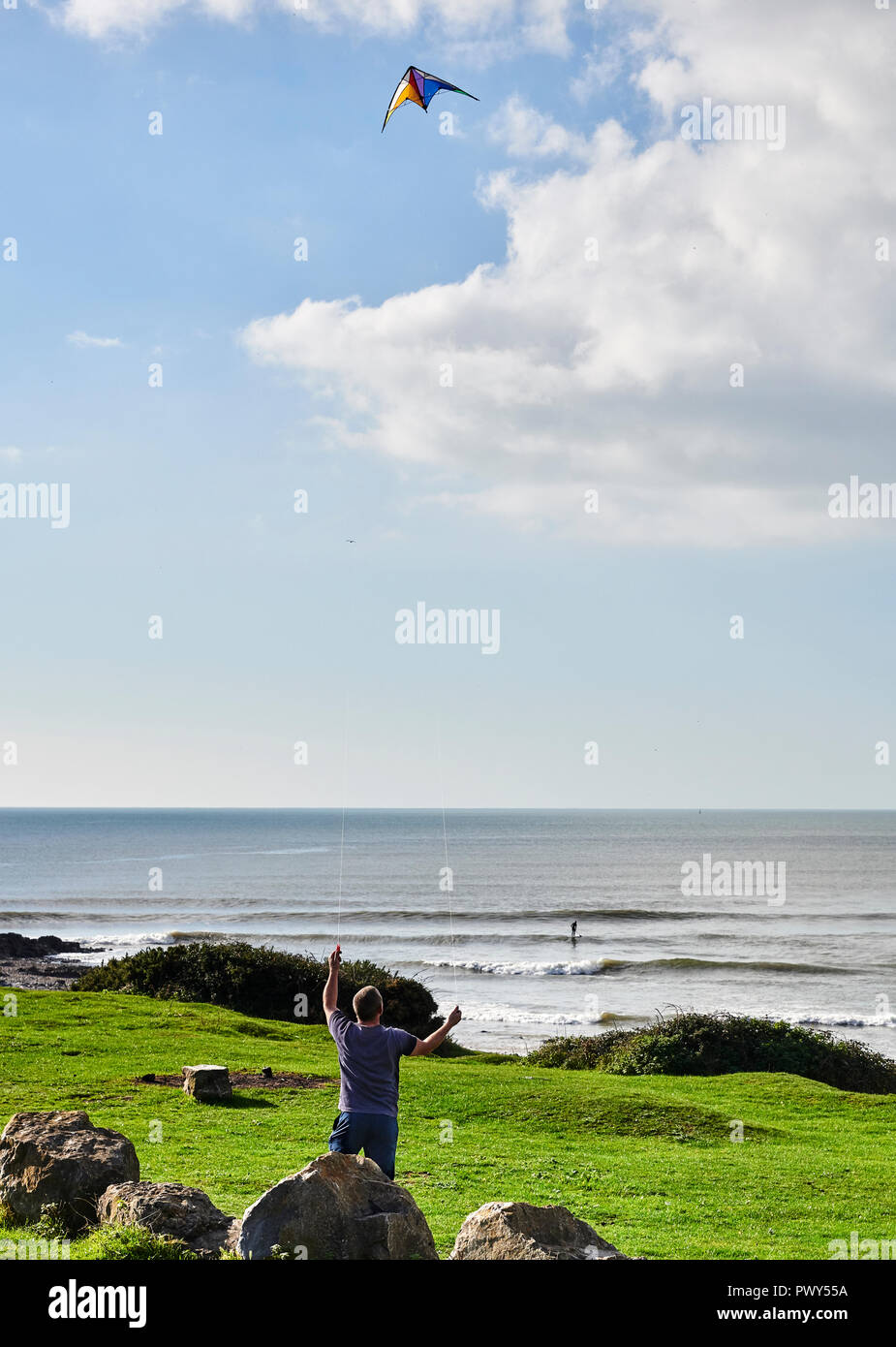 Ogmore dal mare, Wales UK. 18 ottobre 2018, approfittando del sole autunnale e la brezza del mare un uomo vola un aquilone. Credito: Phillip Thomas/Alamy Live News Foto Stock