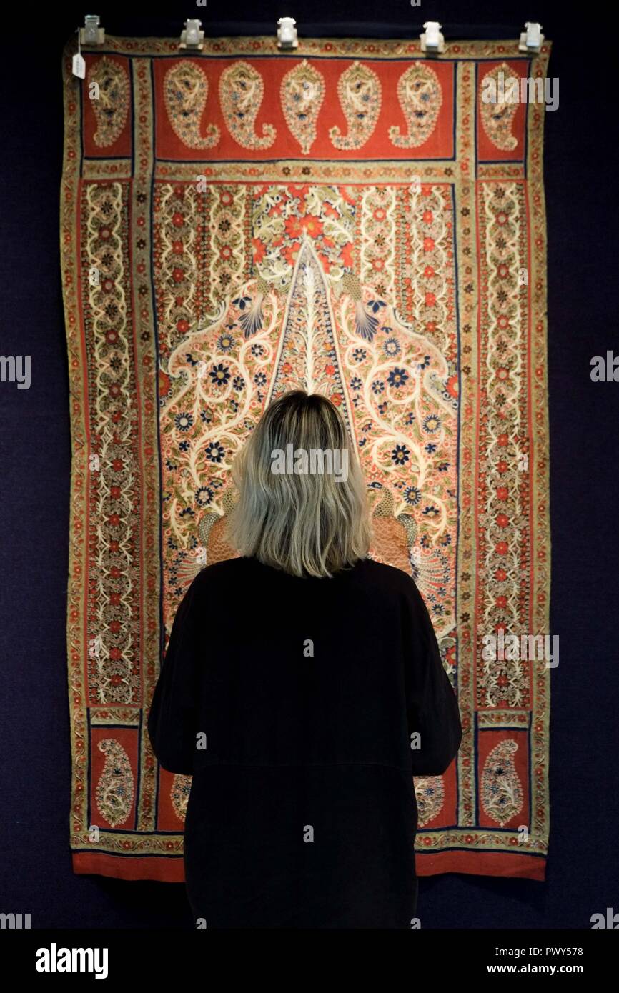 Londra 18 Ottobre 2018: Anteprima di Bonhams islamica e arte indiana Un Qajar ricamati e applique lana resht pannello. Stima $2.600 - $3.900. Credito: Claire Doherty/Alamy Live News Foto Stock