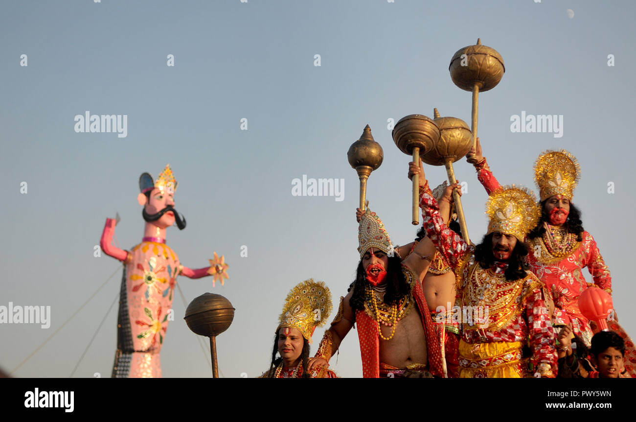 Jammu, Indiano-controllato del Kashmir. Xviii oct, 2018. Artisti vestito come signore Hanuman gridare slogan durante la celebrazione del festival di Dussehra alla parata a terra in Jammu, capitale invernale di Indiano-Kashmir controllata, su 18 Ottobre, 2018. Credito: Stringer/Xinhua/Alamy Live News Foto Stock