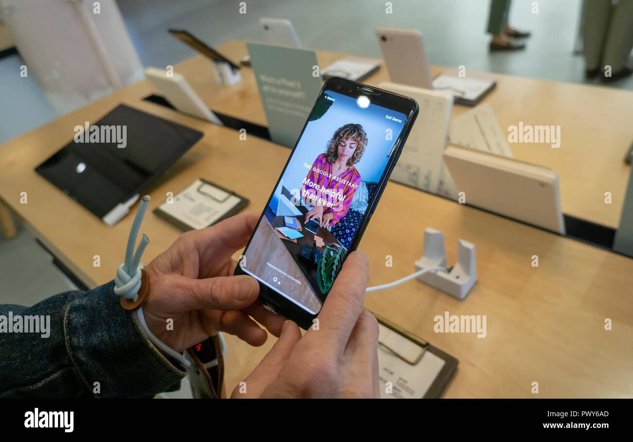 New York, New York, Stati Uniti d'America, 18 ottobre 2018. Un visitatore tenta di eseguire un pixel 3 smartphone in Google Hardware Store nel quartiere di Soho di New York sul suo giorno di inaugurazione, giovedì, 18 ottobre 2018. La Store visualizza una varietà di prodotti provenienti da Google come Google elettrodomestici e il nuovo pixel 3 smartphone e fornisce lo shopping esperienziale per i clienti. (© Richard B. Levine) Credito: Richard Levine/Alamy Live News Foto Stock