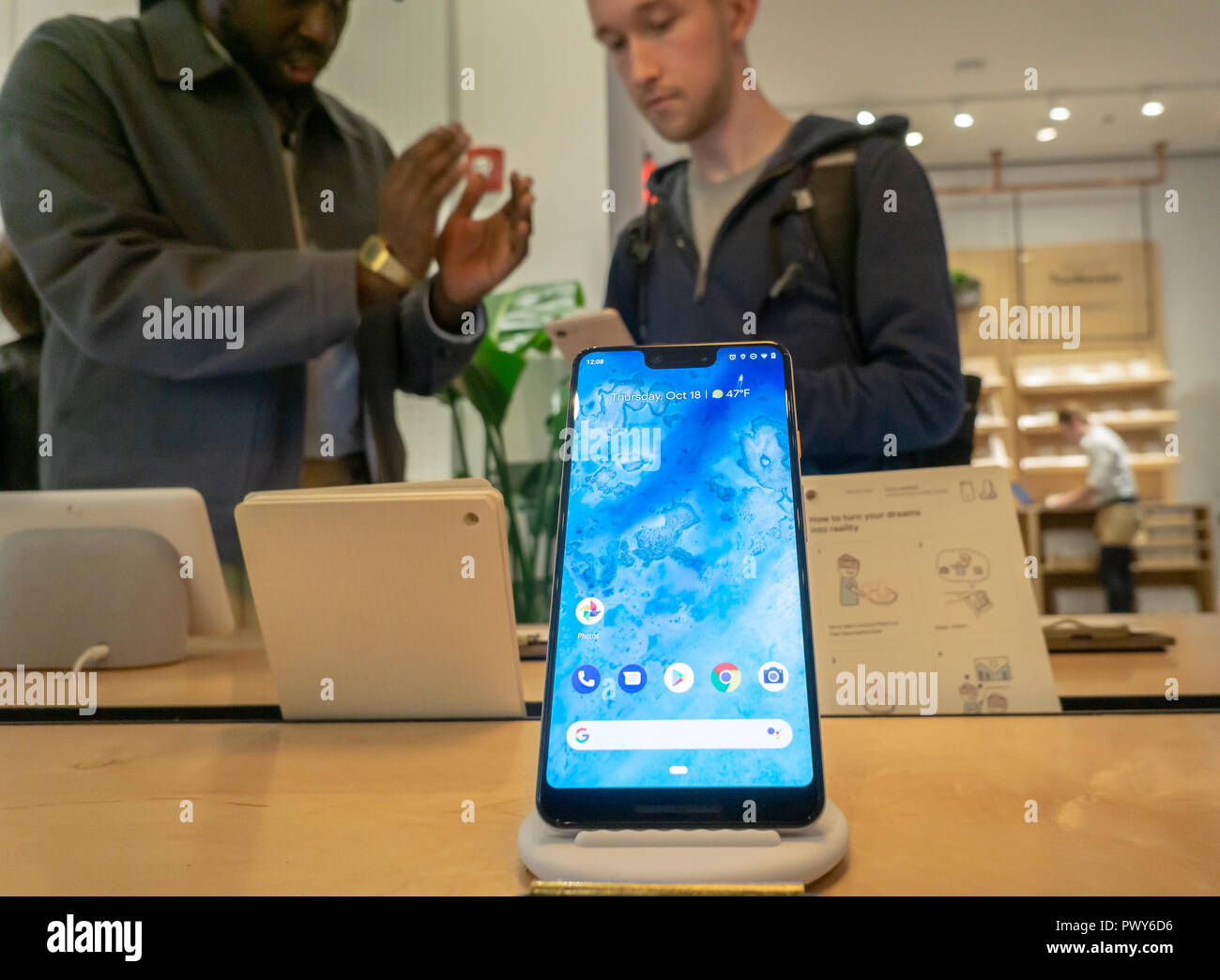 New York, New York, Stati Uniti d'America, 18 ottobre 2018. Un pixel 3 XL smartphone in Google Hardware Store nel quartiere di Soho di New York sul suo giorno di inaugurazione, giovedì, 18 ottobre 2018. La Store visualizza una varietà di prodotti provenienti da Google come Google elettrodomestici e il nuovo pixel 3 smartphone e fornisce lo shopping esperienziale per i clienti. (© Richard B. Levine) Credito: Richard Levine/Alamy Live News Foto Stock
