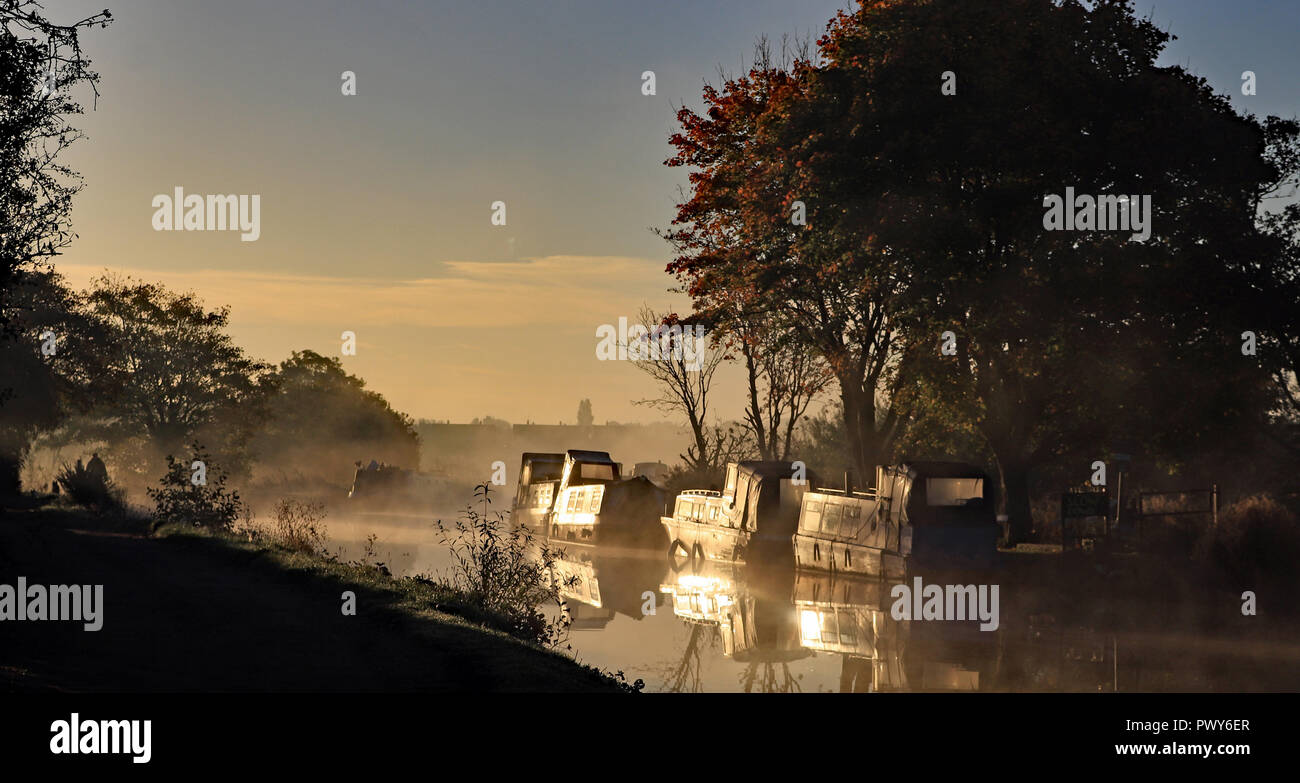 Burscough, Lancashire, Regno Unito. Xviii oct, 2018. La nebbia sale dalla Leeds e Liverpool Canal oltre la corsia Crabtree ormeggi vicino a wigan greater manchester come il sole arriva fino a un mese di ottobre mattina autunnale. Cw 6431 Foto immagine Cw 6431 Copyright Colin Wareing Credito: Colin Wareing/Alamy Live News Foto Stock