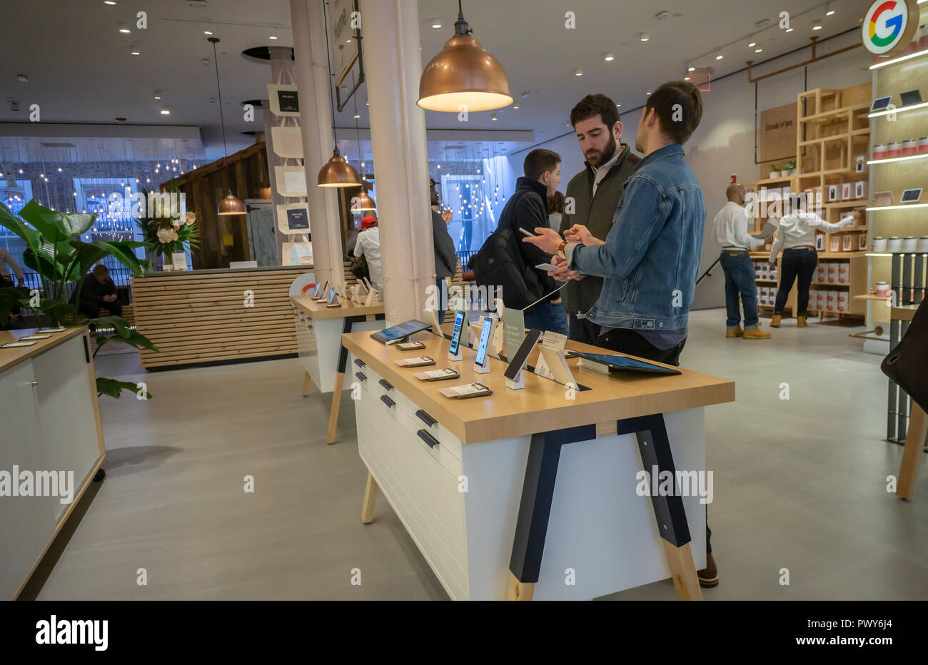 New York, New York, Stati Uniti d'America, 18 ottobre 2018. I visitatori di provare i prodotti Google in Google Hardware Store nel quartiere di Soho di New York sul suo giorno di inaugurazione, giovedì, 18 ottobre 2018. La Store visualizza una varietà di prodotti provenienti da Google come Google elettrodomestici e il nuovo pixel 3 smartphone e fornisce lo shopping esperienziale per i clienti. (© Richard B. Levine) Credito: Richard Levine/Alamy Live News Foto Stock