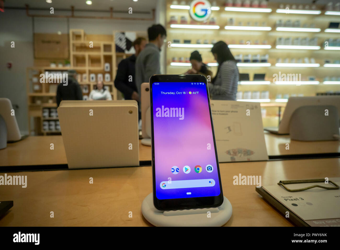Un pixel 3 smartphone in Google Hardware Store nel quartiere di Soho di New York sul suo giorno di inaugurazione, giovedì, 18 ottobre 2018. La Store visualizza una varietà di prodotti provenienti da Google come Google elettrodomestici e il nuovo pixel 3 smartphone e fornisce lo shopping esperienziale per i clienti. (© Richard B. Levine) Foto Stock