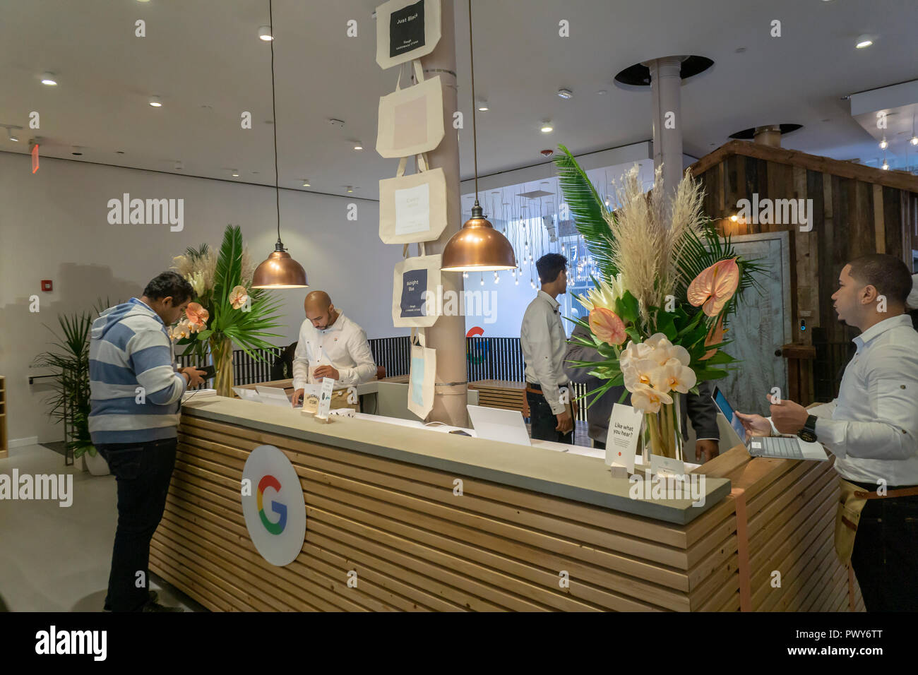 I visitatori di provare i prodotti Google in Google Hardware Store nel quartiere di Soho di New York sul suo giorno di inaugurazione, giovedì, 18 ottobre 2018. La Store visualizza una varietà di prodotti provenienti da Google come Google elettrodomestici e il nuovo pixel 3 smartphone e fornisce lo shopping esperienziale per i clienti. (Â© Richard B. Levine) Foto Stock