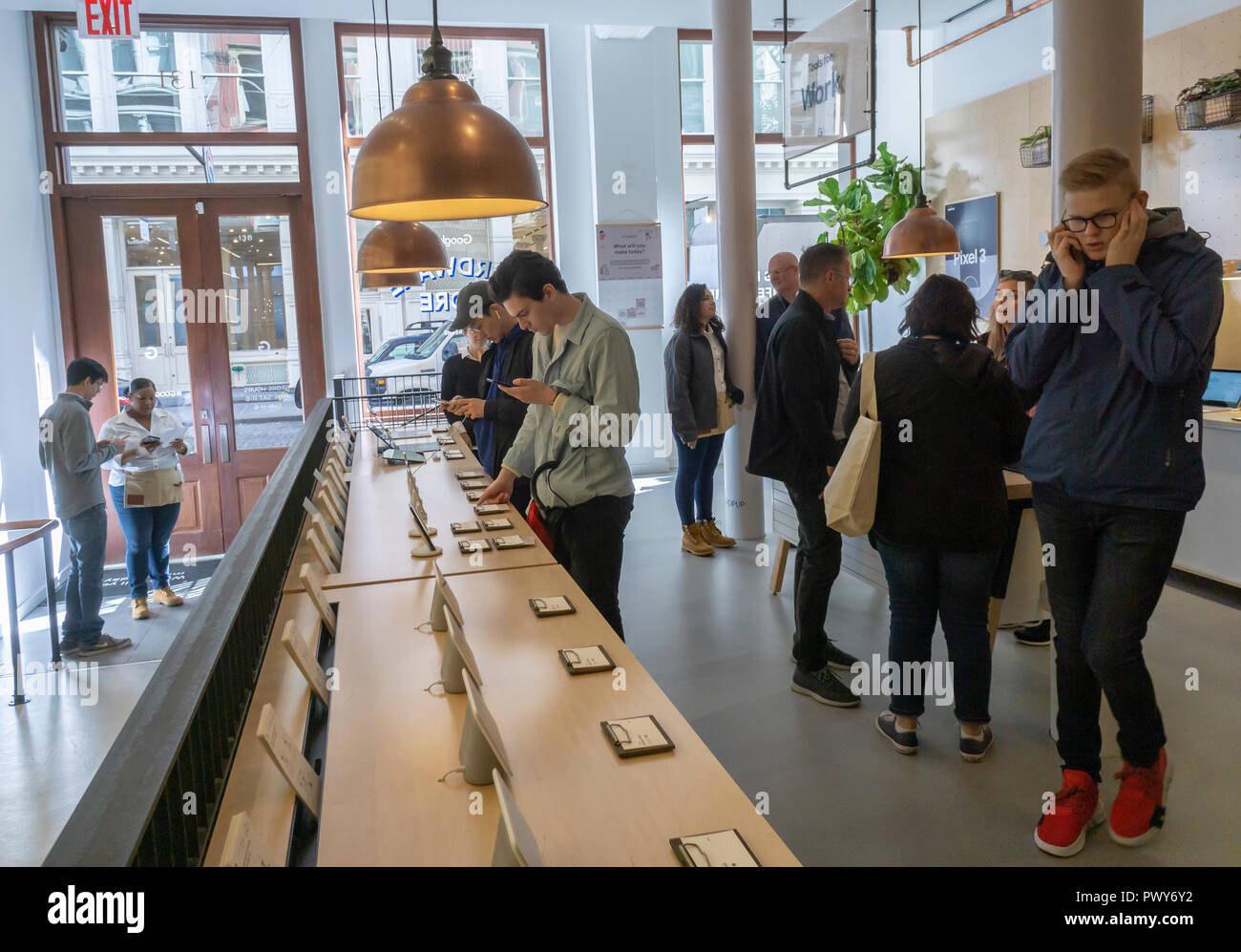 I visitatori di provare i prodotti Google in Google Hardware Store nel quartiere di Soho di New York sul suo giorno di inaugurazione, giovedì, 18 ottobre 2018. La Store visualizza una varietà di prodotti provenienti da Google come Google elettrodomestici e il nuovo pixel 3 smartphone e fornisce lo shopping esperienziale per i clienti. (Â© Richard B. Levine) Foto Stock