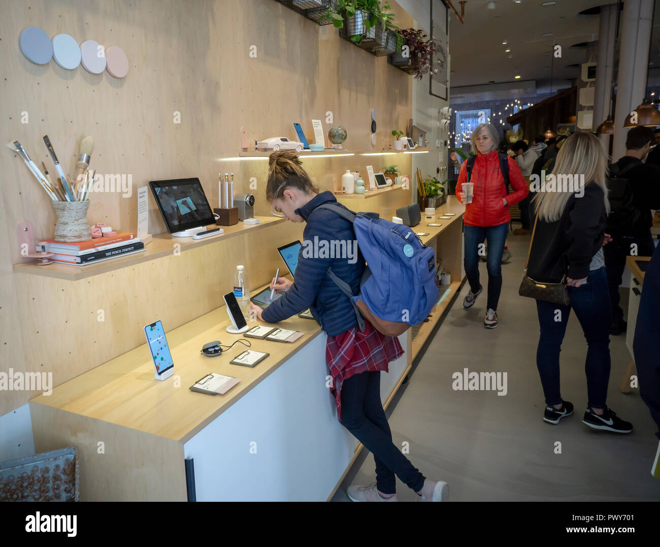 I visitatori di provare i prodotti Google in Google Hardware Store nel quartiere di Soho di New York sul suo giorno di inaugurazione, giovedì, 18 ottobre 2018. La Store visualizza una varietà di prodotti provenienti da Google come Google elettrodomestici e il nuovo pixel 3 smartphone e fornisce lo shopping esperienziale per i clienti. (Â© Richard B. Levine) Foto Stock