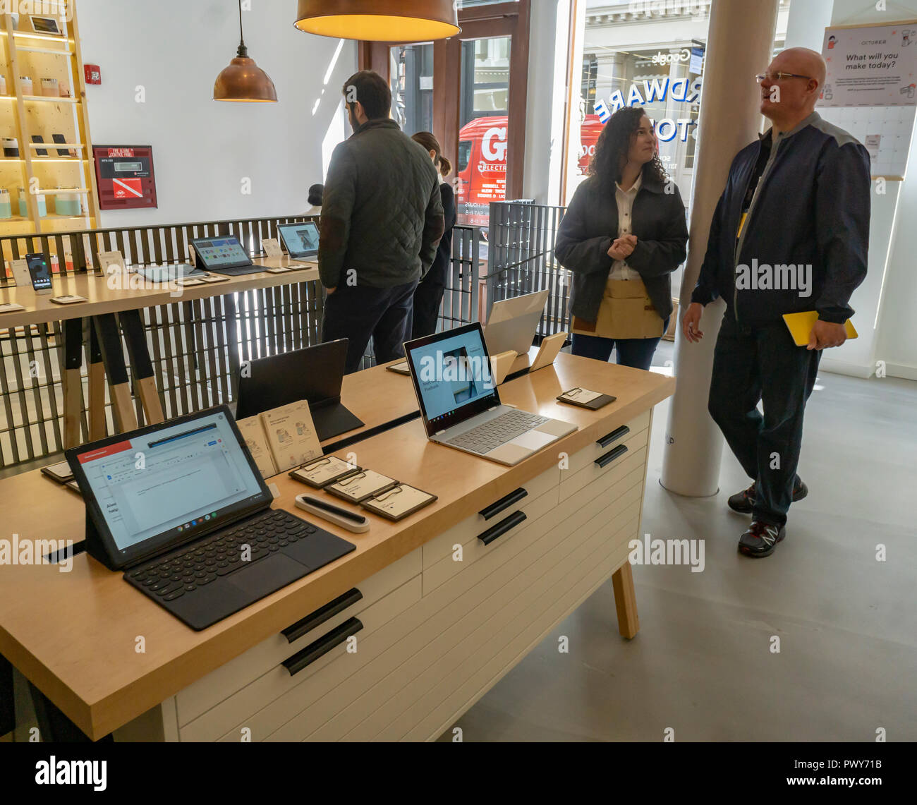 I visitatori di provare i prodotti Google in Google Hardware Store nel quartiere di Soho di New York sul suo giorno di inaugurazione, giovedì, 18 ottobre 2018. La Store visualizza una varietà di prodotti provenienti da Google come Google elettrodomestici e il nuovo pixel 3 smartphone e fornisce lo shopping esperienziale per i clienti. (Â© Richard B. Levine) Foto Stock