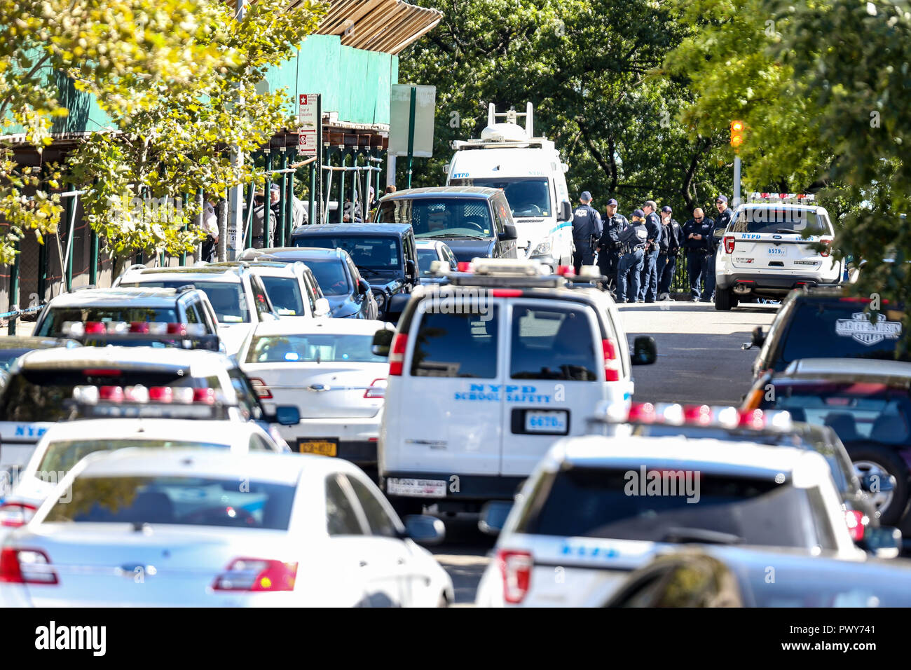 Sull'isola di Manhattan, New York City, Stati Uniti d'America, Ottobre 18th, 2018. Gli isolati di polizia scuola una Philip Randolph High School sull isola di Manhattan a New York City il giovedì, 18. Dopo la ricezione dei rapporti di sospetto di arma da fuoco tra gli studenti. Hanno detto le autorità uno studente ha riferito che lei ha osservato un maschio di studente con un'arma da fuoco. La polizia ha detto che la conseguente inchiesta ha rivelato che un maschio è stato studente in possesso di ciò che sembrava essere un fucile aveva mostrato ad un amico. Nessuno è stato ferito e la situazione è stata controllata. (Foto: WILLIAM VOLCOV/BRASILE PHOTO PRESS) Credito: Brasile Photo Press/Alamy Live News Foto Stock