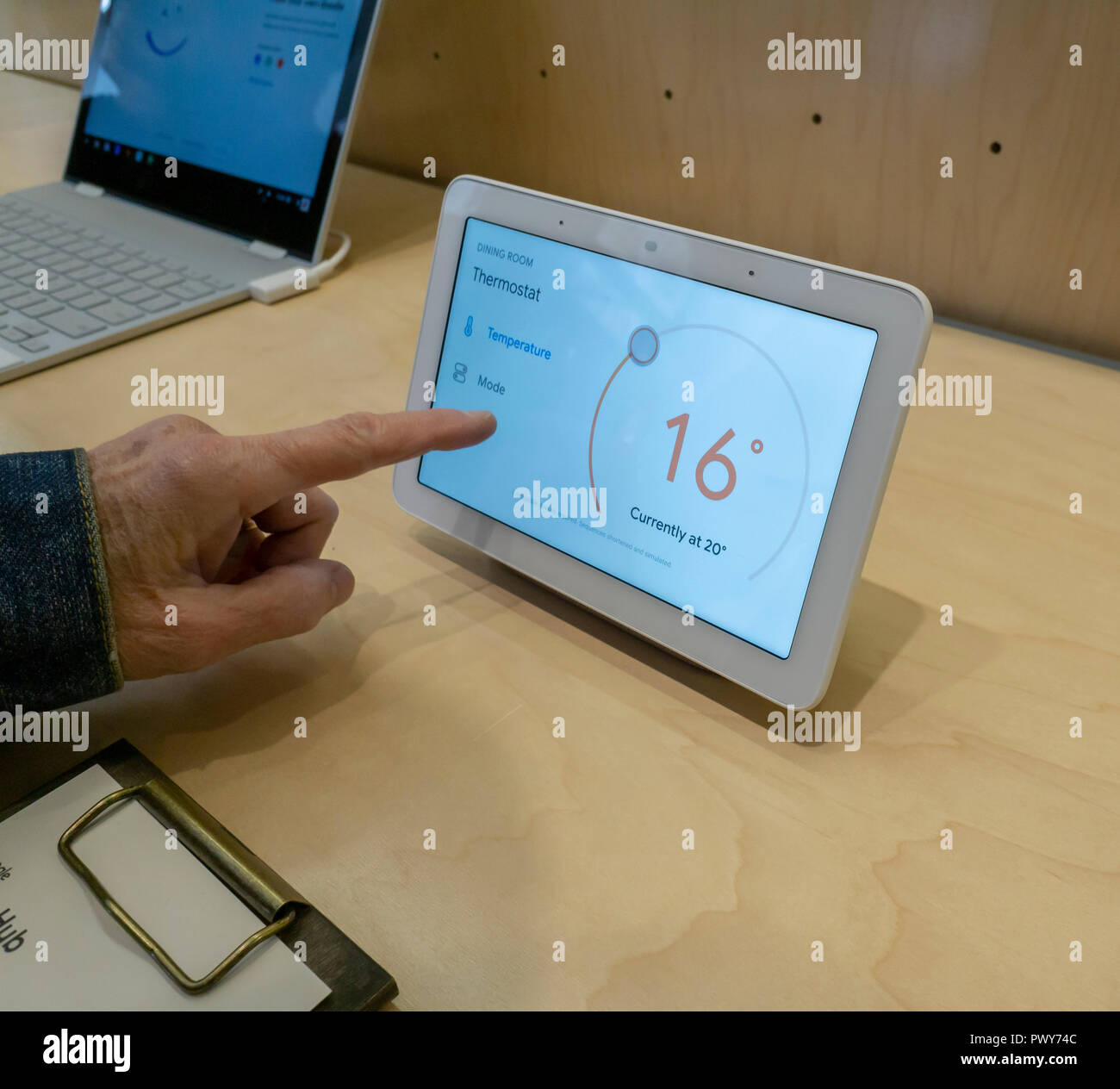 Un visitatore cerca una home page di Google mozzo in Google Hardware Store nel quartiere di Soho di New York sul suo giorno di inaugurazione, giovedì, 18 ottobre 2018. La Store visualizza una varietà di prodotti provenienti da Google come Google elettrodomestici e il nuovo pixel 3 smartphone e fornisce lo shopping esperienziale per i clienti. (Â© Richard B. Levine) Foto Stock