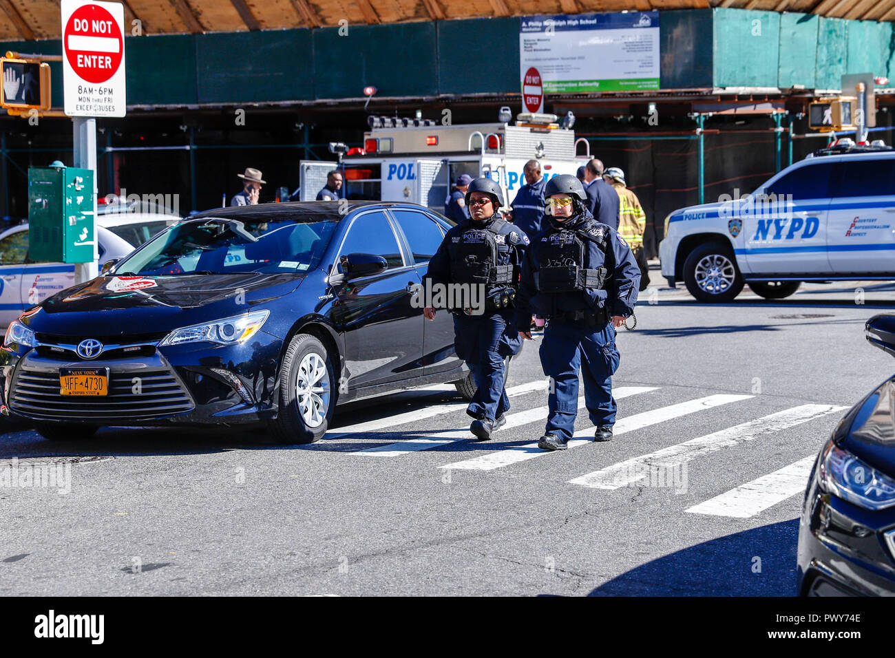 Sull'isola di Manhattan, New York City, Stati Uniti d'America, Ottobre 18th, 2018. Gli isolati di polizia scuola una Philip Randolph High School sull isola di Manhattan a New York City il giovedì, 18. Dopo la ricezione dei rapporti di sospetto di arma da fuoco tra gli studenti. Hanno detto le autorità uno studente ha riferito che lei ha osservato un maschio di studente con un'arma da fuoco. La polizia ha detto che la conseguente inchiesta ha rivelato che un maschio è stato studente in possesso di ciò che sembrava essere un fucile aveva mostrato ad un amico. Nessuno è stato ferito e la situazione è stata controllata. (Foto: WILLIAM VOLCOV/BRASILE PHOTO PRESS) Credito: Brasile Photo Press/Alamy Live News Foto Stock