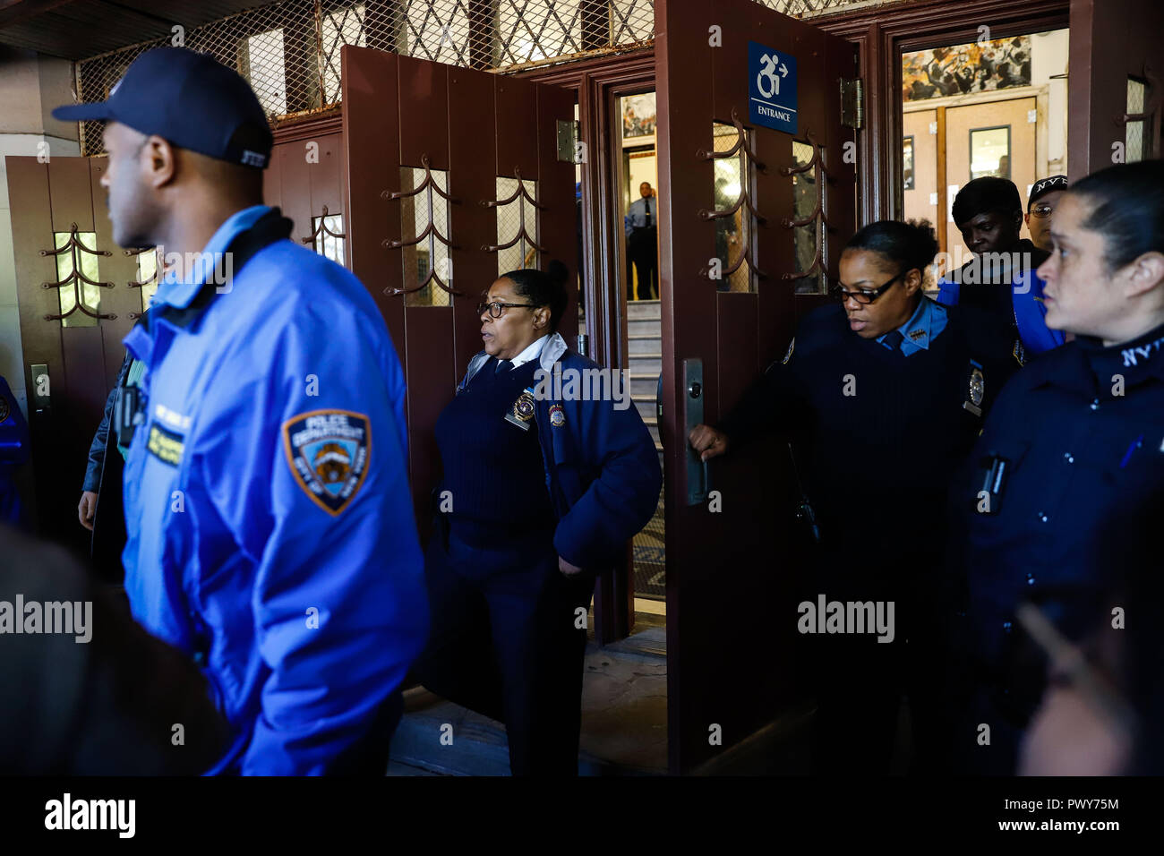 Sull'isola di Manhattan, New York City, Stati Uniti d'America, Ottobre 18th, 2018. Gli isolati di polizia scuola una Philip Randolph High School sull isola di Manhattan a New York City il giovedì, 18. Dopo la ricezione dei rapporti di sospetto di arma da fuoco tra gli studenti. Hanno detto le autorità uno studente ha riferito che lei ha osservato un maschio di studente con un'arma da fuoco. La polizia ha detto che la conseguente inchiesta ha rivelato che un maschio è stato studente in possesso di ciò che sembrava essere un fucile aveva mostrato ad un amico. Nessuno è stato ferito e la situazione è stata controllata. (Foto: WILLIAM VOLCOV/BRASILE PHOTO PRESS) Credito: Brasile Photo Press/Alamy Live News Foto Stock