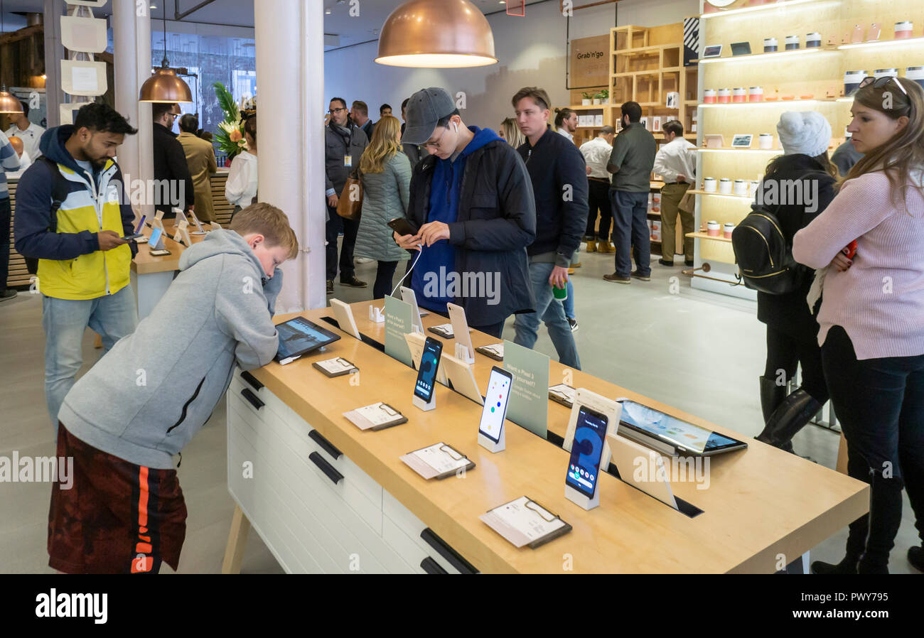I visitatori di provare i prodotti Google in Google Hardware Store nel quartiere di Soho di New York sul suo giorno di inaugurazione, giovedì, 18 ottobre 2018. La Store visualizza una varietà di prodotti provenienti da Google come Google elettrodomestici e il nuovo pixel 3 smartphone e fornisce lo shopping esperienziale per i clienti. (© Richard B. Levine) Foto Stock