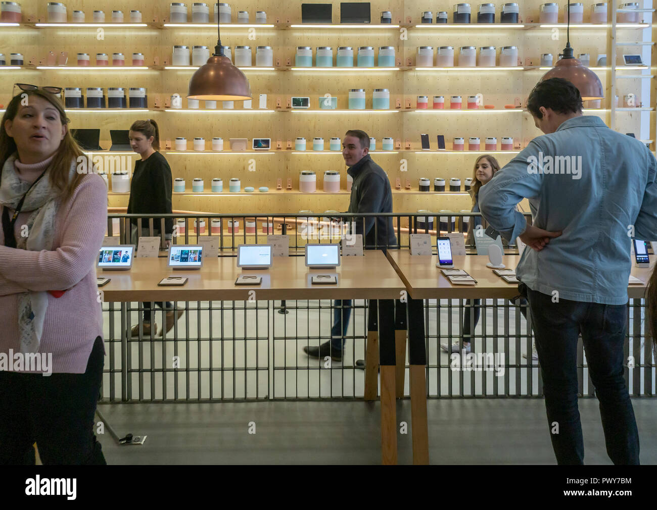 I visitatori di provare i prodotti Google in Google Hardware Store nel quartiere di Soho di New York sul suo giorno di inaugurazione, giovedì, 18 ottobre 2018. La Store visualizza una varietà di prodotti provenienti da Google come Google elettrodomestici e il nuovo pixel 3 smartphone e fornisce lo shopping esperienziale per i clienti. (Â© Richard B. Levine) Foto Stock