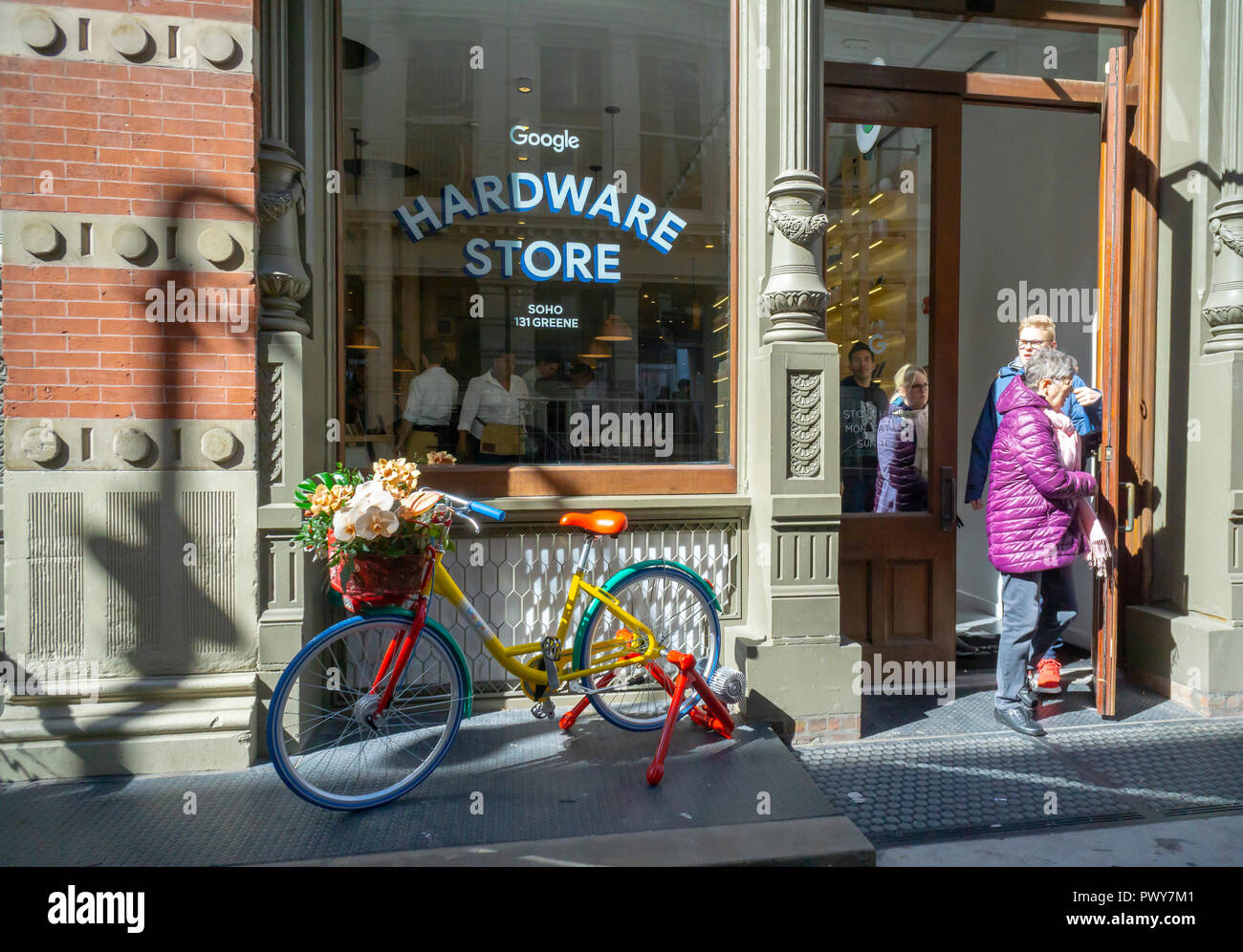 Il Google Hardware Store nel quartiere di Soho di New York sul suo giorno di inaugurazione, giovedì, 18 ottobre 2018. La Store visualizza una varietà di prodotti provenienti da Google come Google elettrodomestici e il nuovo pixel 3 smartphone e fornisce lo shopping esperienziale per i clienti. (© Richard B. Levine) Foto Stock